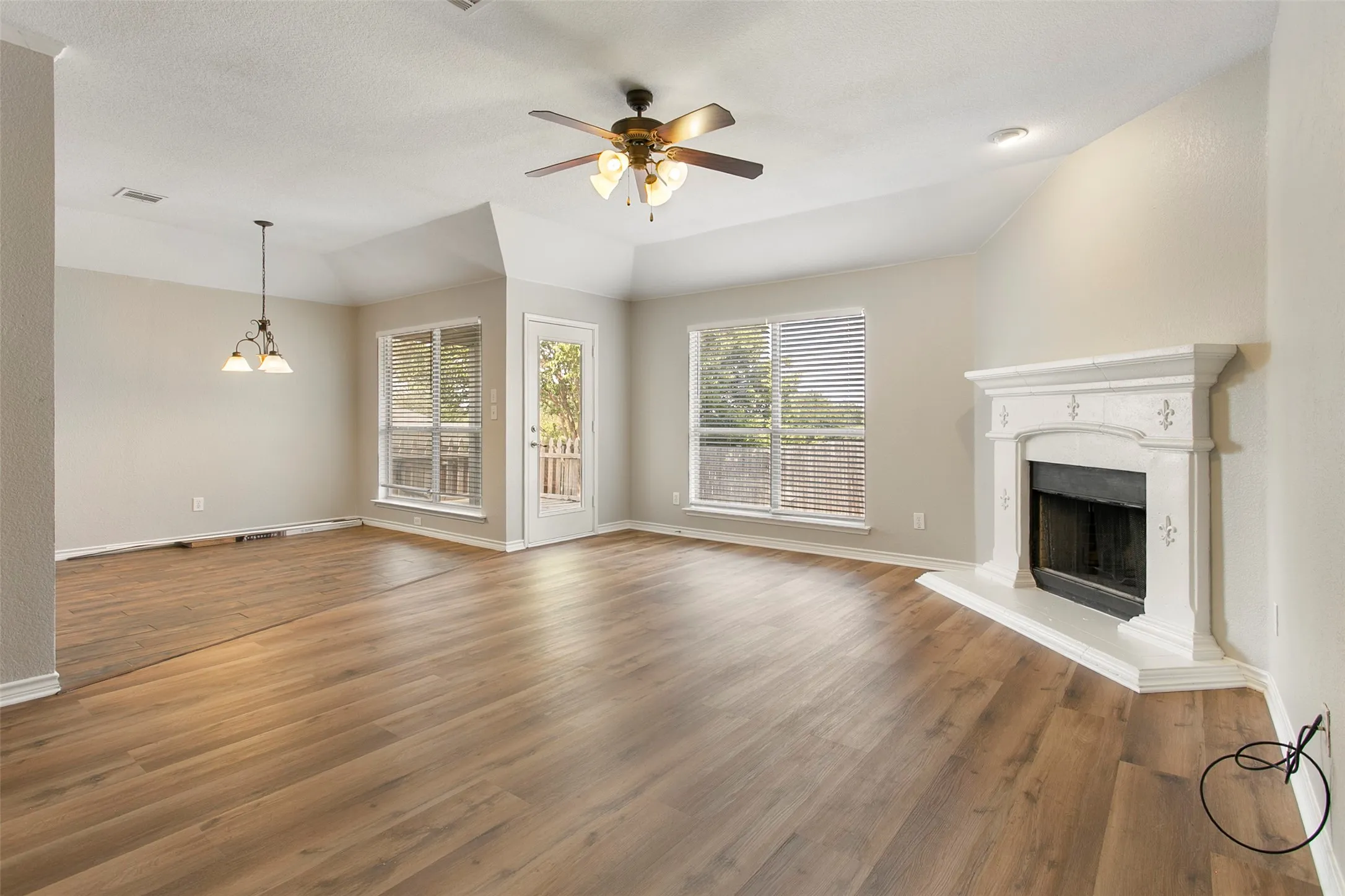 Single Family Residence For Sale in Tarrant County , 14032 Sand Hills Drive, Fort Worth, Texas 76052, 3 Bedroom, 2 Bathroom, 2 Garage spaces, 1,710 Sqft, built in 2006, mls#21383892, Real Estate Agent in Fort Worth, Homes For Sale in Tarrant county, Homes For Sale in Fort Worth, Realtor in Fort Worth Texas, Real Estate Brokerage Independent Realty Texas, Luminita Cordes Realtor