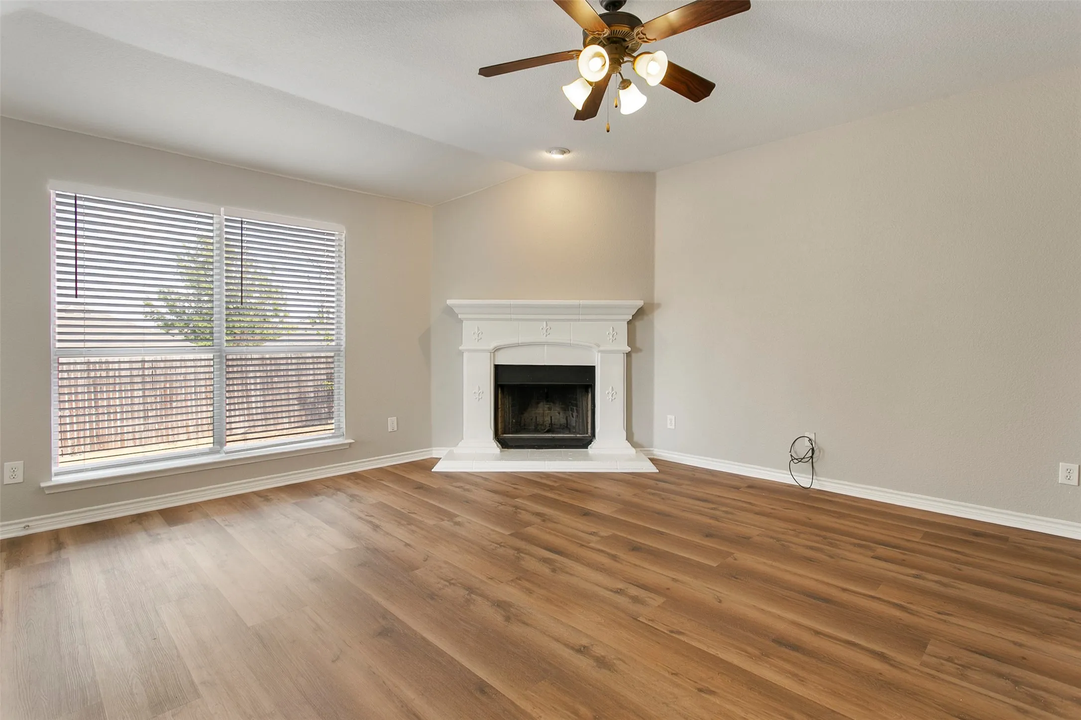 Single Family Residence For Sale in Tarrant County , 14032 Sand Hills Drive, Fort Worth, Texas 76052, 3 Bedroom, 2 Bathroom, 2 Garage spaces, 1,710 Sqft, built in 2006, mls#21383892, Real Estate Agent in Fort Worth, Homes For Sale in Tarrant county, Homes For Sale in Fort Worth, Realtor in Fort Worth Texas, Real Estate Brokerage Independent Realty Texas, Luminita Cordes Realtor