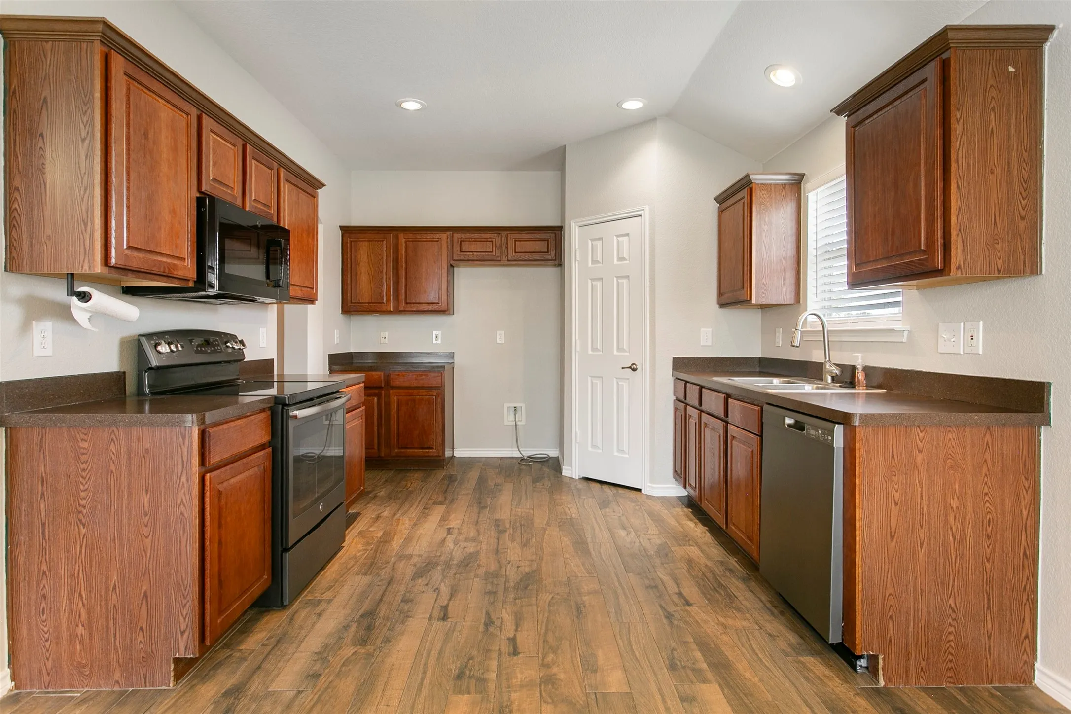 Single Family Residence For Sale in Tarrant County , 14032 Sand Hills Drive, Fort Worth, Texas 76052, 3 Bedroom, 2 Bathroom, 2 Garage spaces, 1,710 Sqft, built in 2006, mls#21383892, Real Estate Agent in Fort Worth, Homes For Sale in Tarrant county, Homes For Sale in Fort Worth, Realtor in Fort Worth Texas, Real Estate Brokerage Independent Realty Texas, Luminita Cordes Realtor