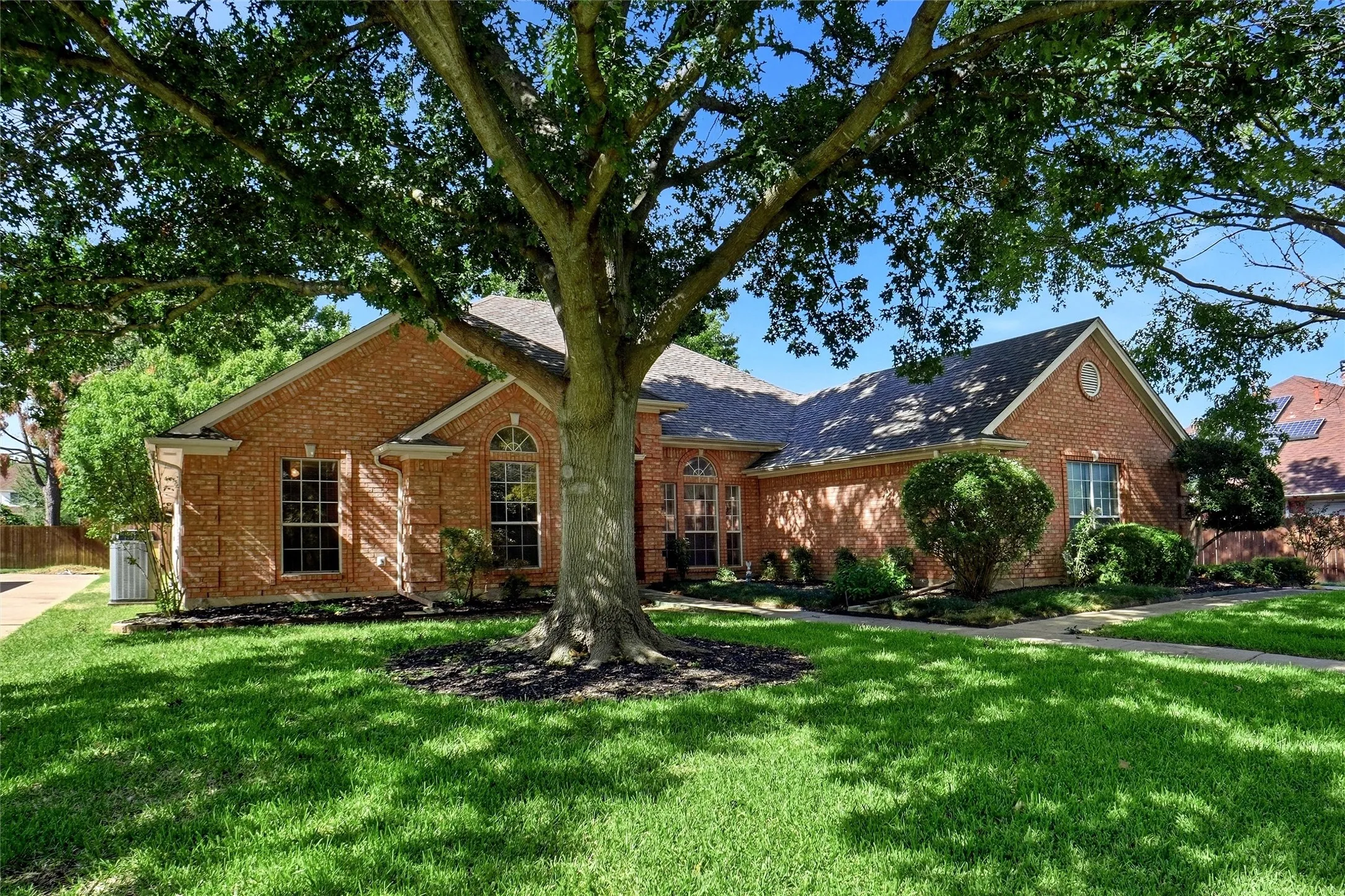 Single Family Residence For Sale in Tarrant County , 1703 Chretien Point Drive, Mansfield, Texas 76063, 4 Bedroom, 3 Bathroom, 3 Garage spaces, 2,513 Sqft, built in 1995, mls#21395553, Real Estate Agent in Mansfield, Homes For Sale in Tarrant county, Homes For Sale in Mansfield, Realtor in Mansfield Texas, Real Estate Brokerage Independent Realty Texas, Luminita Cordes Realtor