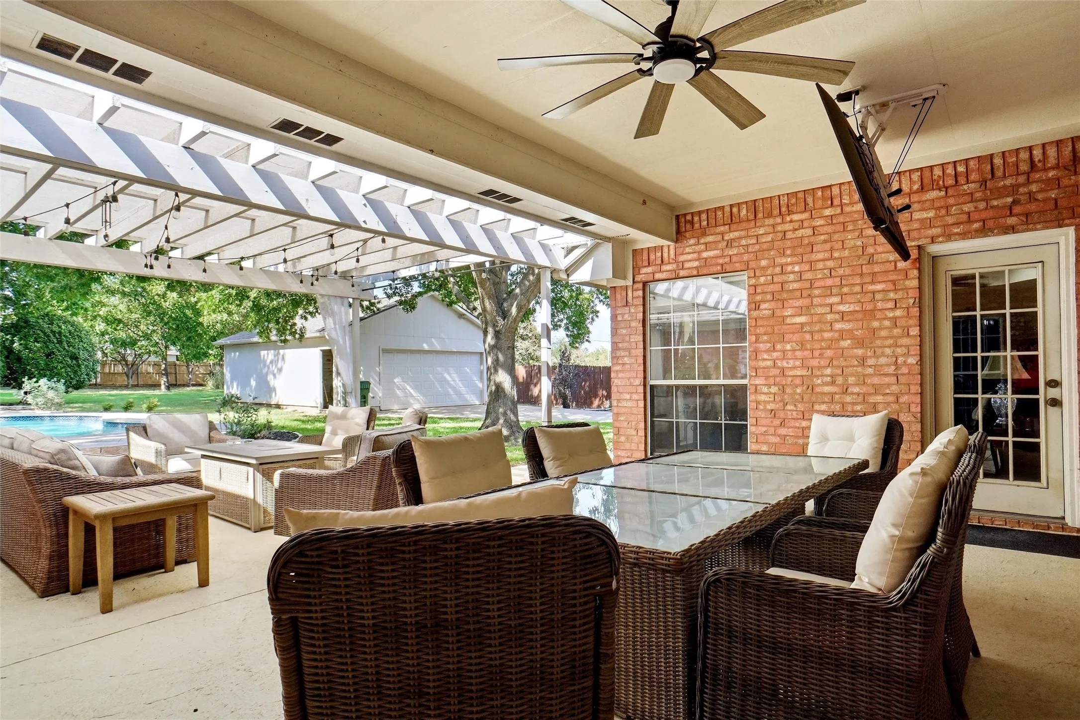 Single Family Residence For Sale in Tarrant County , 1703 Chretien Point Drive, Mansfield, Texas 76063, 4 Bedroom, 3 Bathroom, 3 Garage spaces, 2,513 Sqft, built in 1995, mls#21395553, Real Estate Agent in Mansfield, Homes For Sale in Tarrant county, Homes For Sale in Mansfield, Realtor in Mansfield Texas, Real Estate Brokerage Independent Realty Texas, Luminita Cordes Realtor