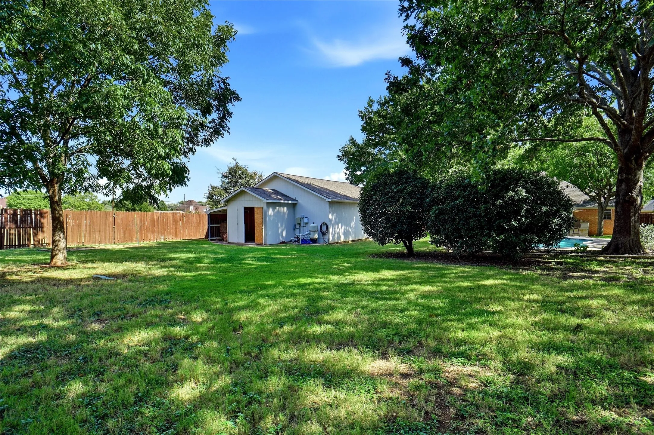 Single Family Residence For Sale in Tarrant County , 1703 Chretien Point Drive, Mansfield, Texas 76063, 4 Bedroom, 3 Bathroom, 3 Garage spaces, 2,513 Sqft, built in 1995, mls#21395553, Real Estate Agent in Mansfield, Homes For Sale in Tarrant county, Homes For Sale in Mansfield, Realtor in Mansfield Texas, Real Estate Brokerage Independent Realty Texas, Luminita Cordes Realtor