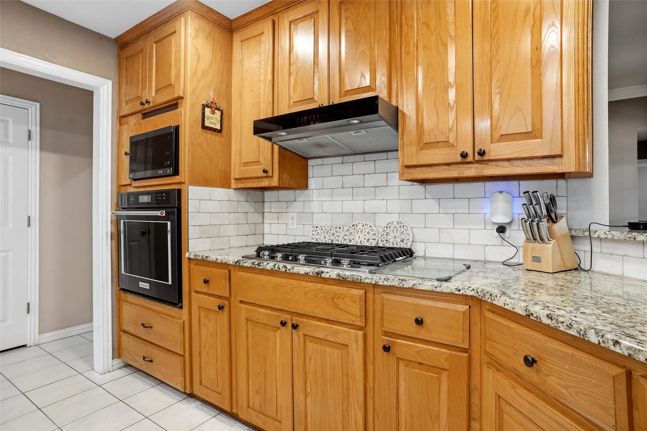 Single Family Residence For Sale in Tarrant County , 1703 Chretien Point Drive, Mansfield, Texas 76063, 4 Bedroom, 3 Bathroom, 3 Garage spaces, 2,513 Sqft, built in 1995, mls#21395553, Real Estate Agent in Mansfield, Homes For Sale in Tarrant county, Homes For Sale in Mansfield, Realtor in Mansfield Texas, Real Estate Brokerage Independent Realty Texas, Luminita Cordes Realtor