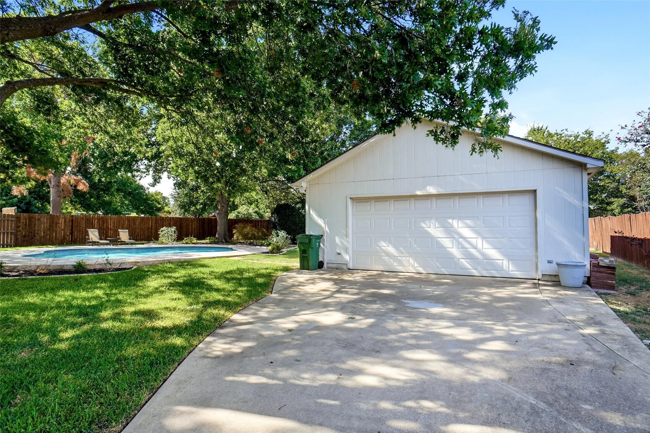 Single Family Residence For Sale in Tarrant County , 1703 Chretien Point Drive, Mansfield, Texas 76063, 4 Bedroom, 3 Bathroom, 3 Garage spaces, 2,513 Sqft, built in 1995, mls#21395553, Real Estate Agent in Mansfield, Homes For Sale in Tarrant county, Homes For Sale in Mansfield, Realtor in Mansfield Texas, Real Estate Brokerage Independent Realty Texas, Luminita Cordes Realtor