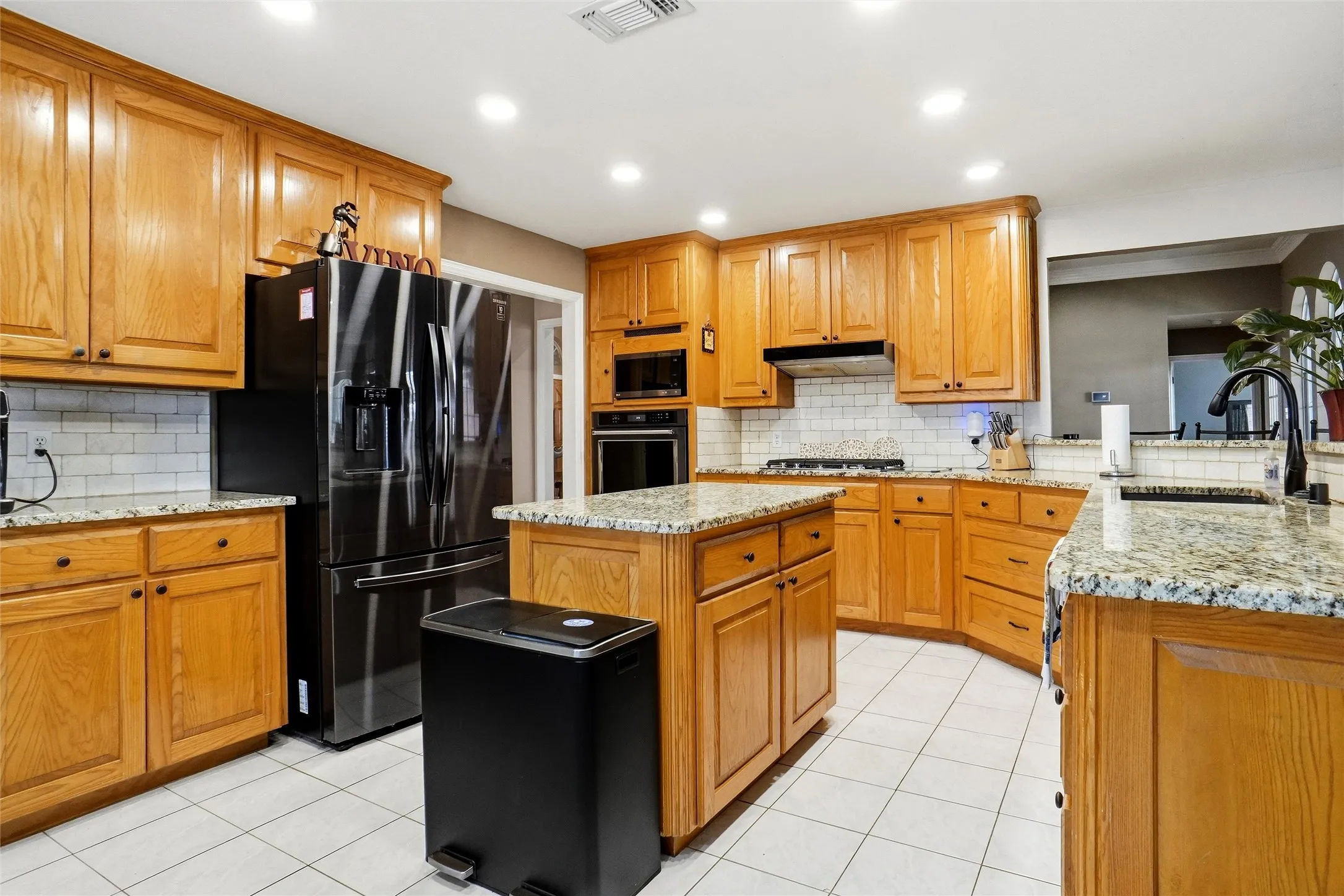 Single Family Residence For Sale in Tarrant County , 1703 Chretien Point Drive, Mansfield, Texas 76063, 4 Bedroom, 3 Bathroom, 3 Garage spaces, 2,513 Sqft, built in 1995, mls#21395553, Real Estate Agent in Mansfield, Homes For Sale in Tarrant county, Homes For Sale in Mansfield, Realtor in Mansfield Texas, Real Estate Brokerage Independent Realty Texas, Luminita Cordes Realtor