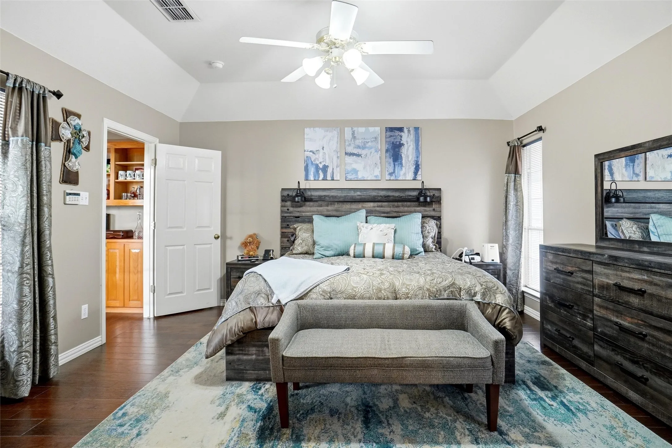 Single Family Residence For Sale in Tarrant County , 1703 Chretien Point Drive, Mansfield, Texas 76063, 4 Bedroom, 3 Bathroom, 3 Garage spaces, 2,513 Sqft, built in 1995, mls#21395553, Real Estate Agent in Mansfield, Homes For Sale in Tarrant county, Homes For Sale in Mansfield, Realtor in Mansfield Texas, Real Estate Brokerage Independent Realty Texas, Luminita Cordes Realtor