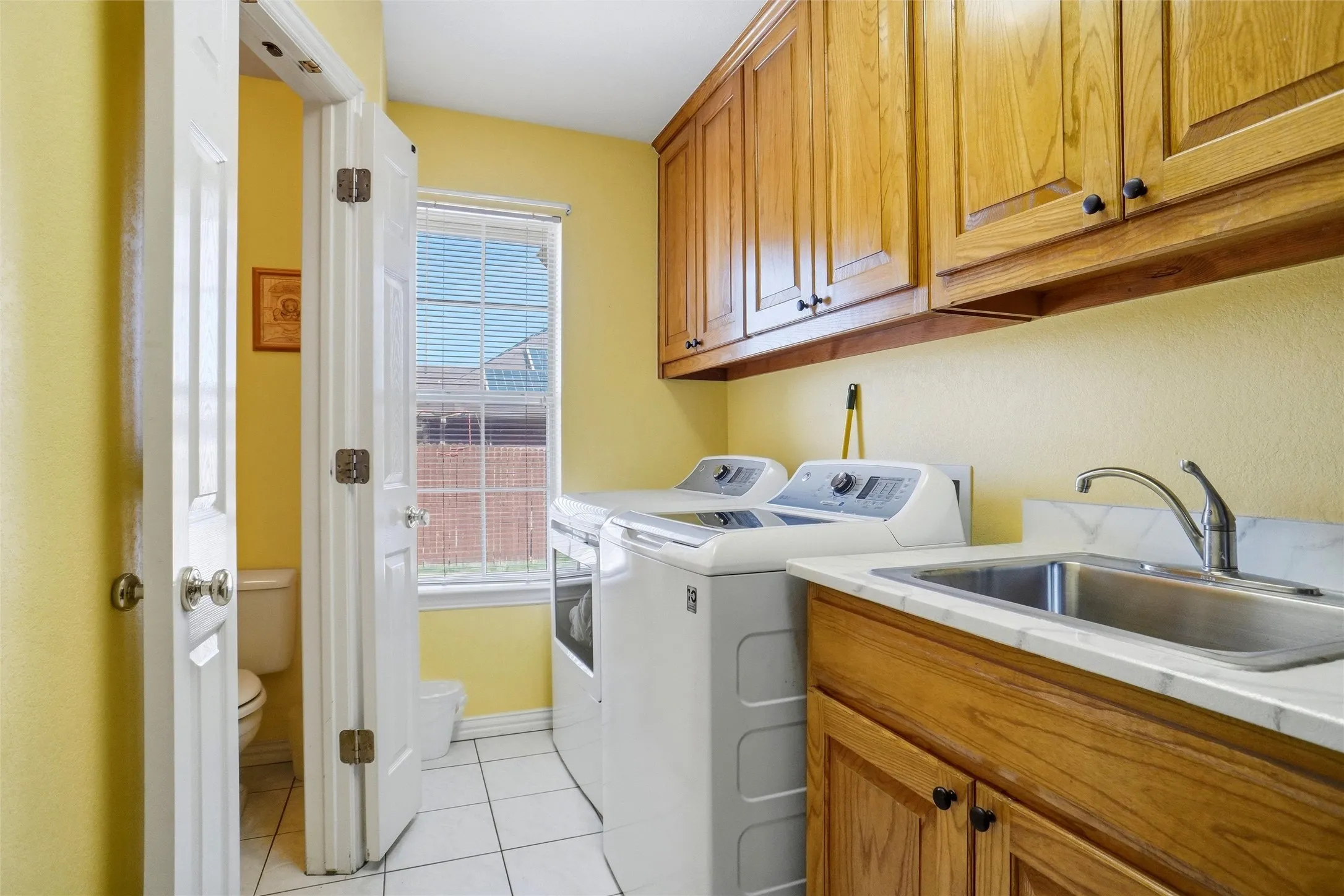Single Family Residence For Sale in Tarrant County , 1703 Chretien Point Drive, Mansfield, Texas 76063, 4 Bedroom, 3 Bathroom, 3 Garage spaces, 2,513 Sqft, built in 1995, mls#21395553, Real Estate Agent in Mansfield, Homes For Sale in Tarrant county, Homes For Sale in Mansfield, Realtor in Mansfield Texas, Real Estate Brokerage Independent Realty Texas, Luminita Cordes Realtor