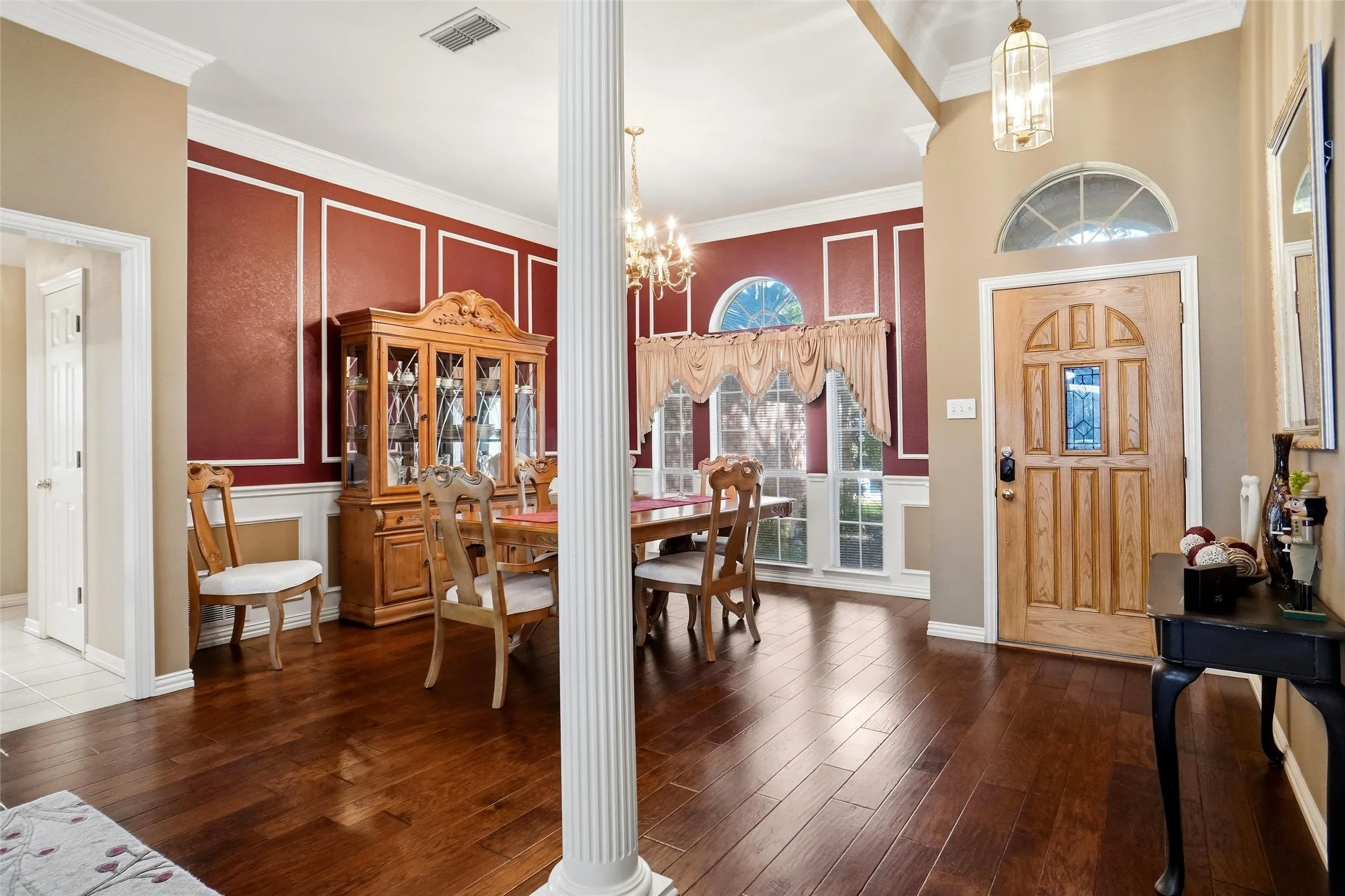 Single Family Residence For Sale in Tarrant County , 1703 Chretien Point Drive, Mansfield, Texas 76063, 4 Bedroom, 3 Bathroom, 3 Garage spaces, 2,513 Sqft, built in 1995, mls#21395553, Real Estate Agent in Mansfield, Homes For Sale in Tarrant county, Homes For Sale in Mansfield, Realtor in Mansfield Texas, Real Estate Brokerage Independent Realty Texas, Luminita Cordes Realtor