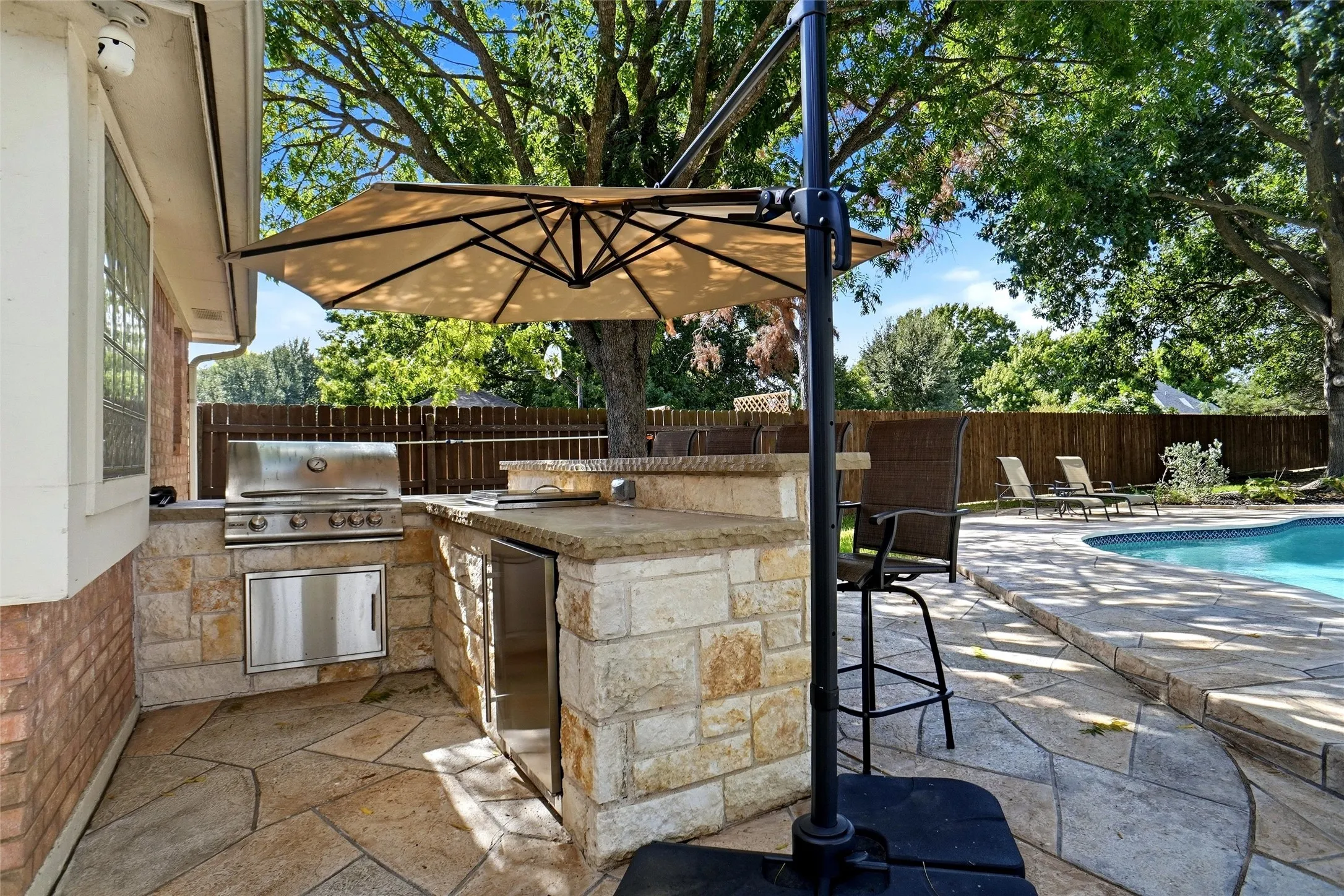 Single Family Residence For Sale in Tarrant County , 1703 Chretien Point Drive, Mansfield, Texas 76063, 4 Bedroom, 3 Bathroom, 3 Garage spaces, 2,513 Sqft, built in 1995, mls#21395553, Real Estate Agent in Mansfield, Homes For Sale in Tarrant county, Homes For Sale in Mansfield, Realtor in Mansfield Texas, Real Estate Brokerage Independent Realty Texas, Luminita Cordes Realtor