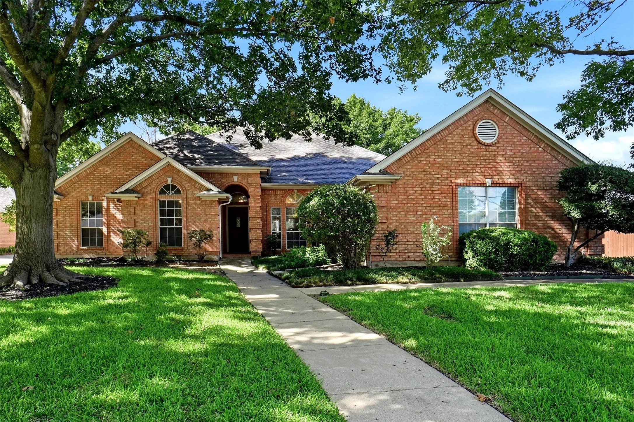 Single Family Residence For Sale in Tarrant County , 1703 Chretien Point Drive, Mansfield, Texas 76063, 4 Bedroom, 3 Bathroom, 3 Garage spaces, 2,513 Sqft, built in 1995, mls#21395553, Real Estate Agent in Mansfield, Homes For Sale in Tarrant county, Homes For Sale in Mansfield, Realtor in Mansfield Texas, Real Estate Brokerage Independent Realty Texas, Luminita Cordes Realtor