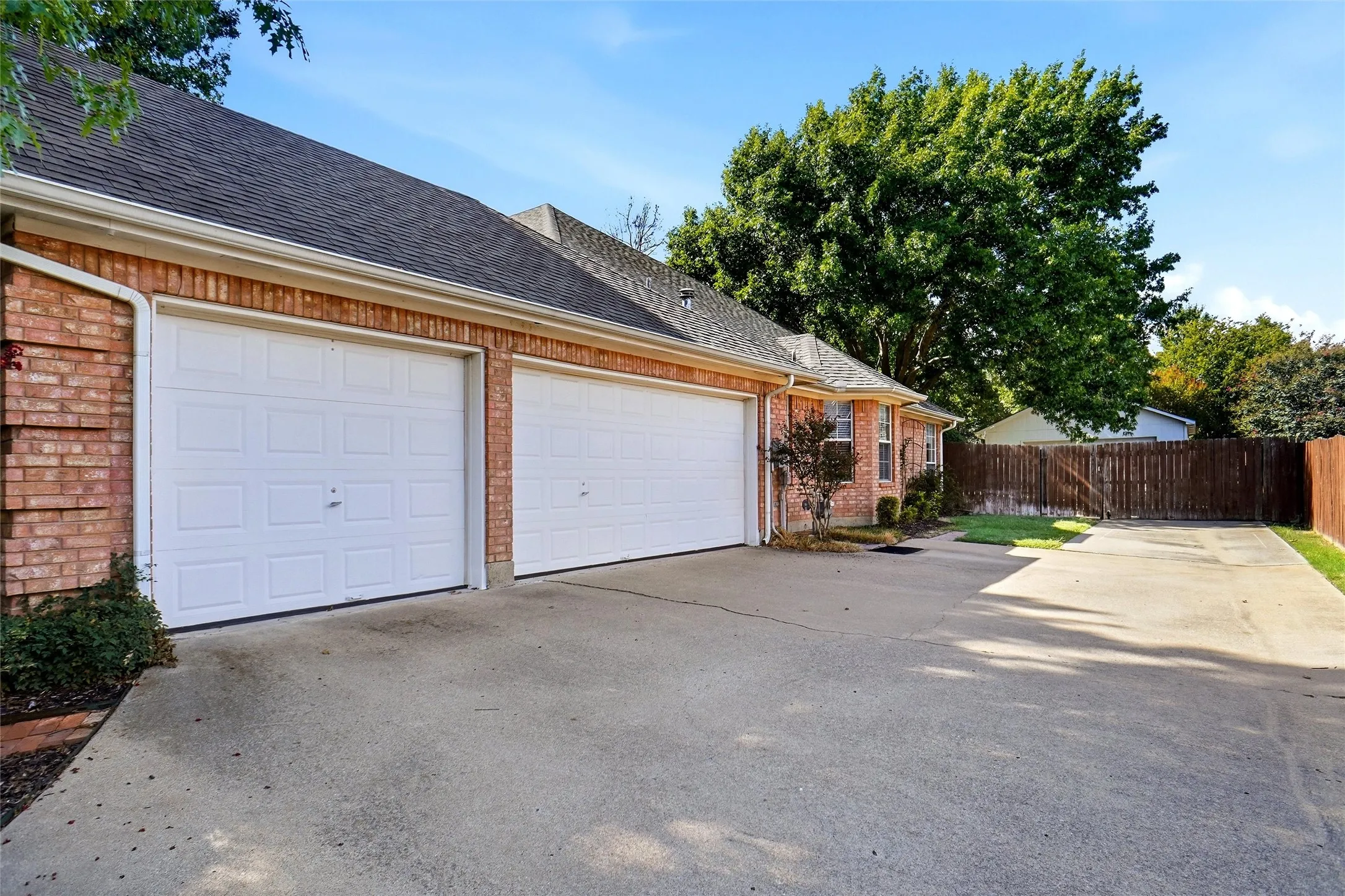 Single Family Residence For Sale in Tarrant County , 1703 Chretien Point Drive, Mansfield, Texas 76063, 4 Bedroom, 3 Bathroom, 3 Garage spaces, 2,513 Sqft, built in 1995, mls#21395553, Real Estate Agent in Mansfield, Homes For Sale in Tarrant county, Homes For Sale in Mansfield, Realtor in Mansfield Texas, Real Estate Brokerage Independent Realty Texas, Luminita Cordes Realtor