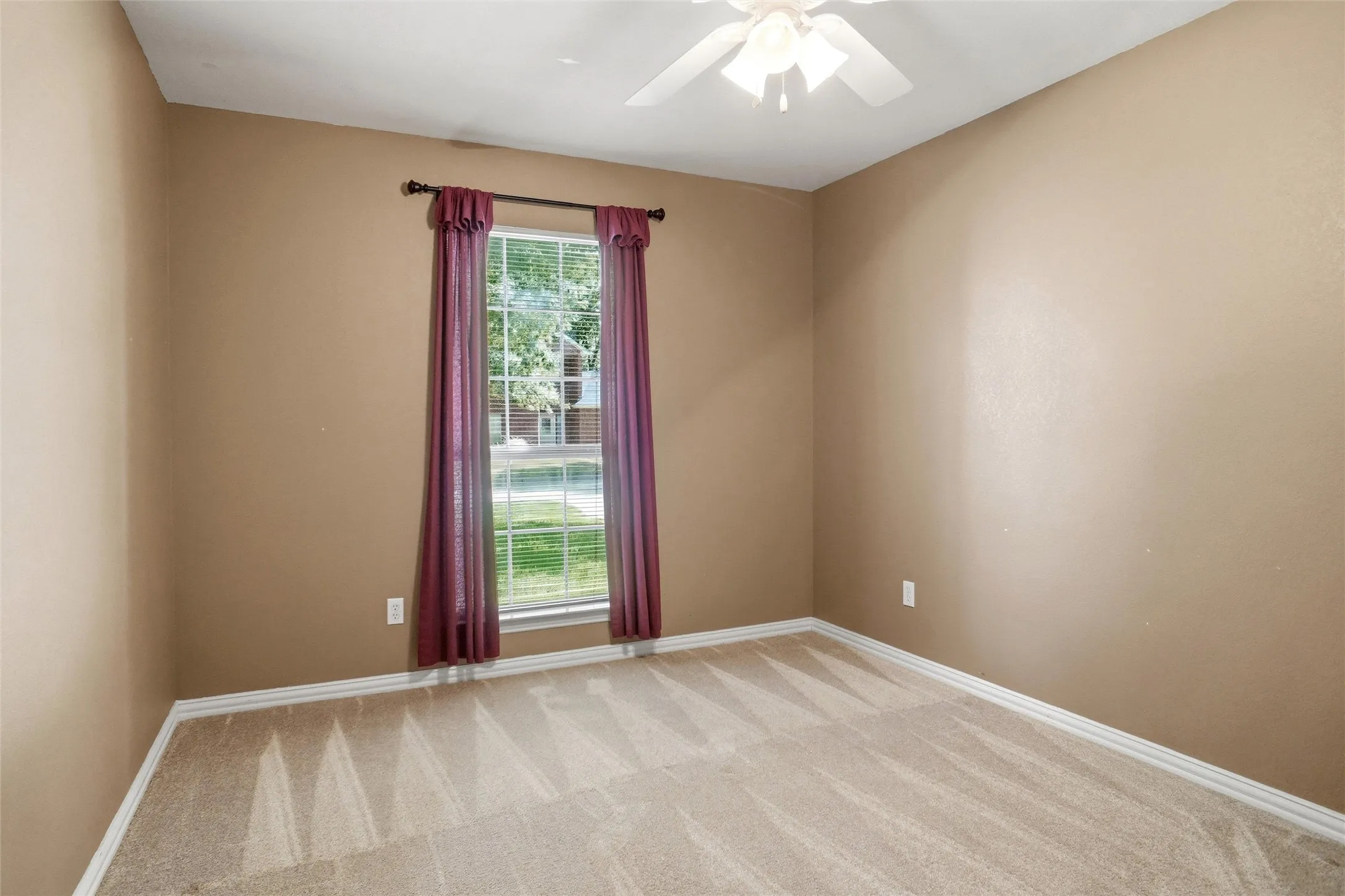 Single Family Residence For Sale in Tarrant County , 1703 Chretien Point Drive, Mansfield, Texas 76063, 4 Bedroom, 3 Bathroom, 3 Garage spaces, 2,513 Sqft, built in 1995, mls#21395553, Real Estate Agent in Mansfield, Homes For Sale in Tarrant county, Homes For Sale in Mansfield, Realtor in Mansfield Texas, Real Estate Brokerage Independent Realty Texas, Luminita Cordes Realtor