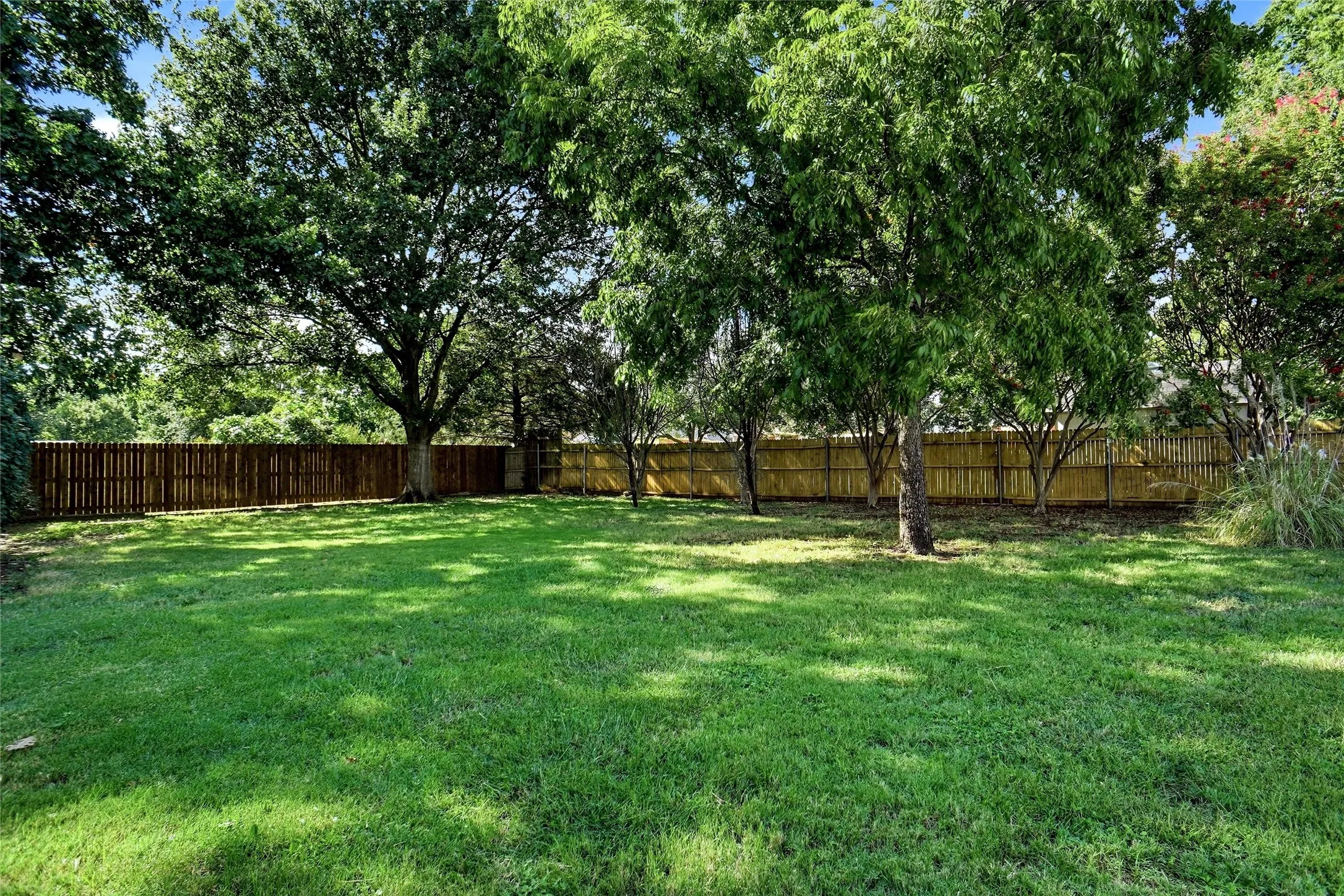 Single Family Residence For Sale in Tarrant County , 1703 Chretien Point Drive, Mansfield, Texas 76063, 4 Bedroom, 3 Bathroom, 3 Garage spaces, 2,513 Sqft, built in 1995, mls#21395553, Real Estate Agent in Mansfield, Homes For Sale in Tarrant county, Homes For Sale in Mansfield, Realtor in Mansfield Texas, Real Estate Brokerage Independent Realty Texas, Luminita Cordes Realtor