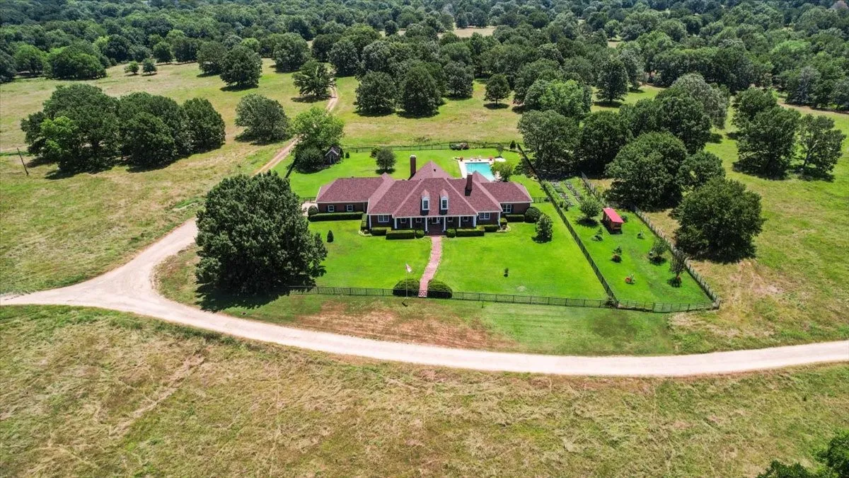 Farm For Sale in Lamar County , 502 County Road 42520, Paris, Texas 75462, 5 Bedroom, 4 Bathroom, 2 Garage spaces, 4,834 Sqft, built in 1988, mls#21400949, Real Estate Agent in Paris, Homes For Sale in Lamar county, Homes For Sale in Paris, Realtor in Paris Texas, Real Estate Brokerage Independent Realty Texas, Luminita Cordes Realtor