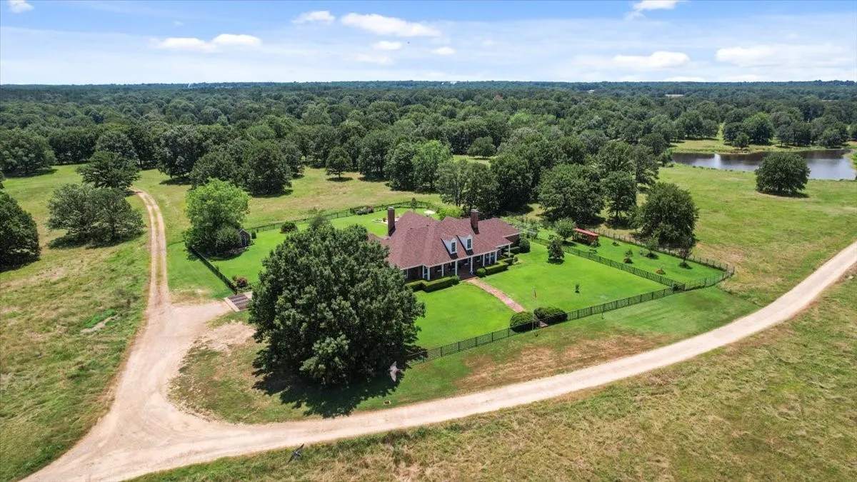 Farm For Sale in Lamar County , 502 County Road 42520, Paris, Texas 75462, 5 Bedroom, 4 Bathroom, 2 Garage spaces, 4,834 Sqft, built in 1988, mls#21400949, Real Estate Agent in Paris, Homes For Sale in Lamar county, Homes For Sale in Paris, Realtor in Paris Texas, Real Estate Brokerage Independent Realty Texas, Luminita Cordes Realtor