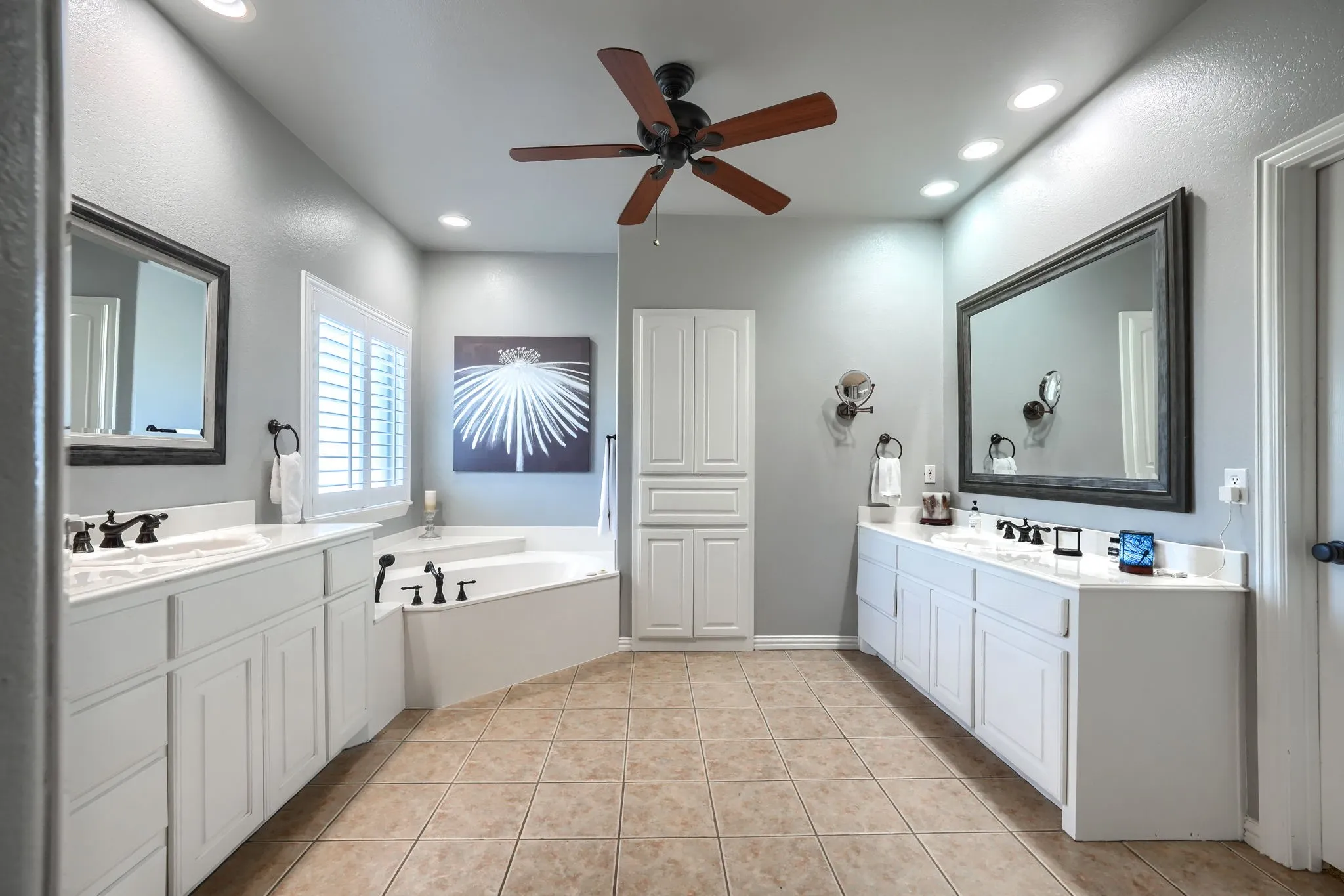 Single Family Residence For Sale in Kaufman County , 18066 Langford Lane, Talty, Texas 75126, 5 Bedroom, 4 Bathroom, 3 Garage spaces, 3,817 Sqft, built in 2005, mls#21401249, Real Estate Agent in Talty, Homes For Sale in Kaufman county, Homes For Sale in Talty, Realtor in Talty Texas, Real Estate Brokerage Independent Realty Texas, Luminita Cordes Realtor
