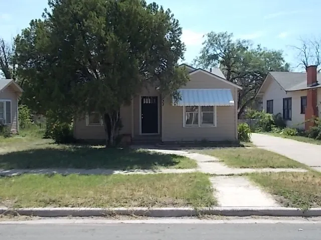 Single Family Residence For Rent in Taylor County , 933 Peach Street, Abilene, Texas 79602, 2 Bedroom, 1 Bathroom, Garage spaces, 832 Sqft, built in 1949, mls#21401254, Real Estate Agent in Abilene, Homes For Rent in Taylor county, Homes For Rent in Abilene, Realtor in Abilene Texas, Real Estate Brokerage Independent Realty Texas, Luminita Cordes Realtor