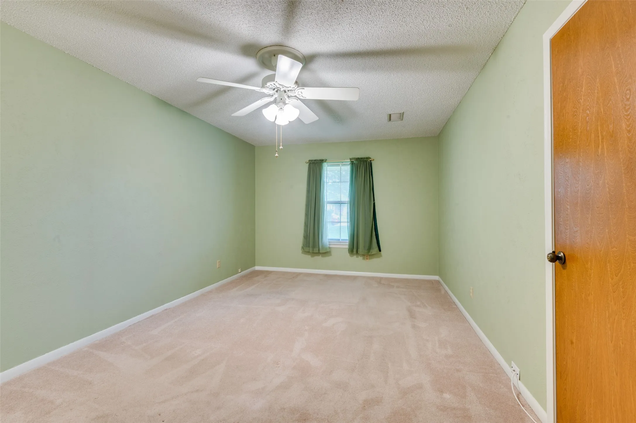 Single Family Residence For Sale in Dallas County , 2008 Rocky Cove, Irving, Texas 75060, 3 Bedroom, 2 Bathroom, 2 Garage spaces, 1,620 Sqft, built in 1973, mls#21401126, Real Estate Agent in Irving, Homes For Sale in Dallas county, Homes For Sale in Irving, Realtor in Irving Texas, Real Estate Brokerage Independent Realty Texas, Luminita Cordes Realtor