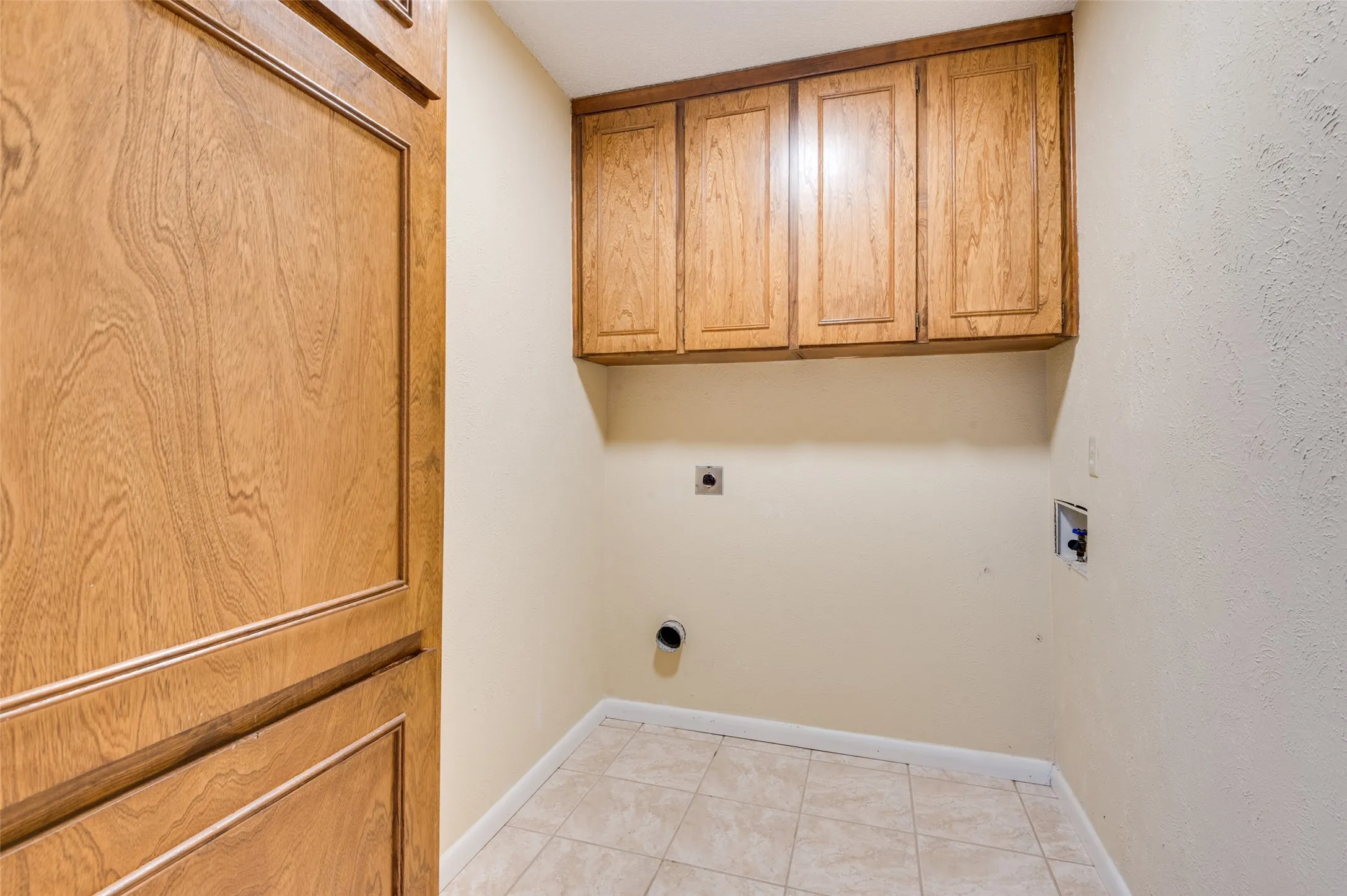 Single Family Residence For Sale in Dallas County , 2008 Rocky Cove, Irving, Texas 75060, 3 Bedroom, 2 Bathroom, 2 Garage spaces, 1,620 Sqft, built in 1973, mls#21401126, Real Estate Agent in Irving, Homes For Sale in Dallas county, Homes For Sale in Irving, Realtor in Irving Texas, Real Estate Brokerage Independent Realty Texas, Luminita Cordes Realtor