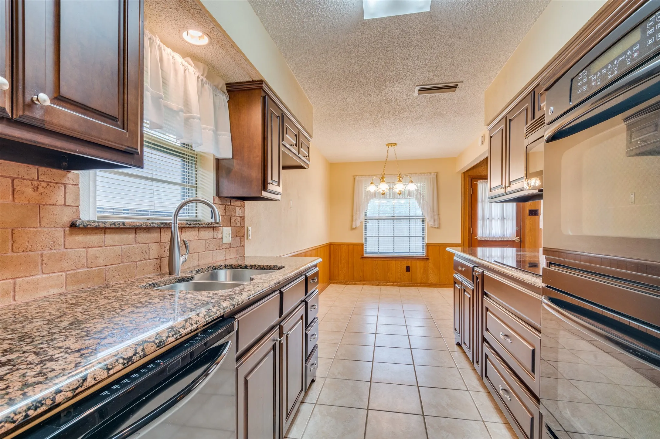 Single Family Residence For Sale in Dallas County , 2008 Rocky Cove, Irving, Texas 75060, 3 Bedroom, 2 Bathroom, 2 Garage spaces, 1,620 Sqft, built in 1973, mls#21401126, Real Estate Agent in Irving, Homes For Sale in Dallas county, Homes For Sale in Irving, Realtor in Irving Texas, Real Estate Brokerage Independent Realty Texas, Luminita Cordes Realtor
