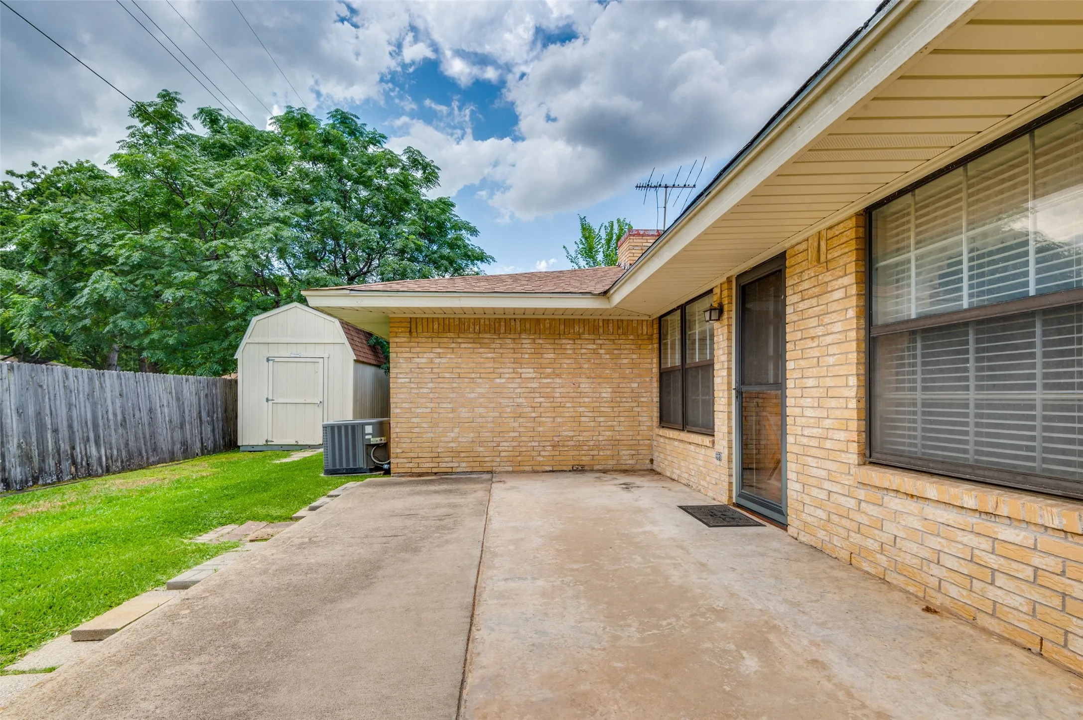 Single Family Residence For Sale in Dallas County , 2008 Rocky Cove, Irving, Texas 75060, 3 Bedroom, 2 Bathroom, 2 Garage spaces, 1,620 Sqft, built in 1973, mls#21401126, Real Estate Agent in Irving, Homes For Sale in Dallas county, Homes For Sale in Irving, Realtor in Irving Texas, Real Estate Brokerage Independent Realty Texas, Luminita Cordes Realtor