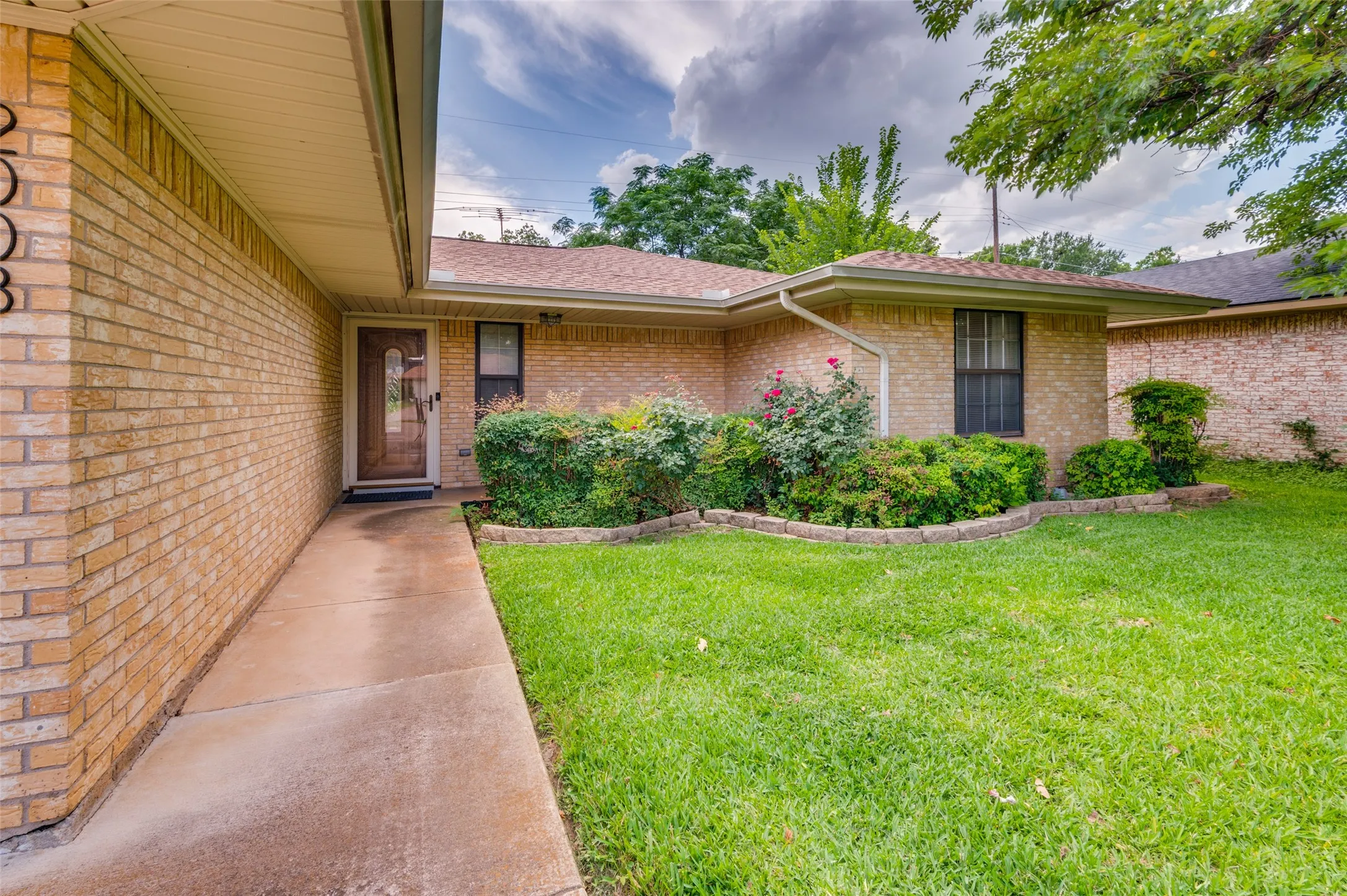 Single Family Residence For Sale in Dallas County , 2008 Rocky Cove, Irving, Texas 75060, 3 Bedroom, 2 Bathroom, 2 Garage spaces, 1,620 Sqft, built in 1973, mls#21401126, Real Estate Agent in Irving, Homes For Sale in Dallas county, Homes For Sale in Irving, Realtor in Irving Texas, Real Estate Brokerage Independent Realty Texas, Luminita Cordes Realtor