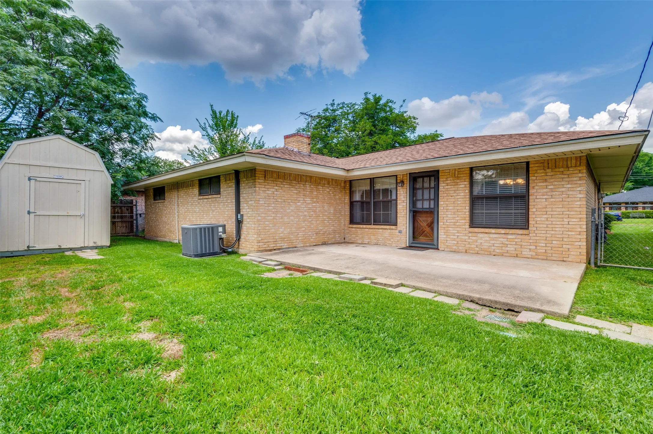 Single Family Residence For Sale in Dallas County , 2008 Rocky Cove, Irving, Texas 75060, 3 Bedroom, 2 Bathroom, 2 Garage spaces, 1,620 Sqft, built in 1973, mls#21401126, Real Estate Agent in Irving, Homes For Sale in Dallas county, Homes For Sale in Irving, Realtor in Irving Texas, Real Estate Brokerage Independent Realty Texas, Luminita Cordes Realtor