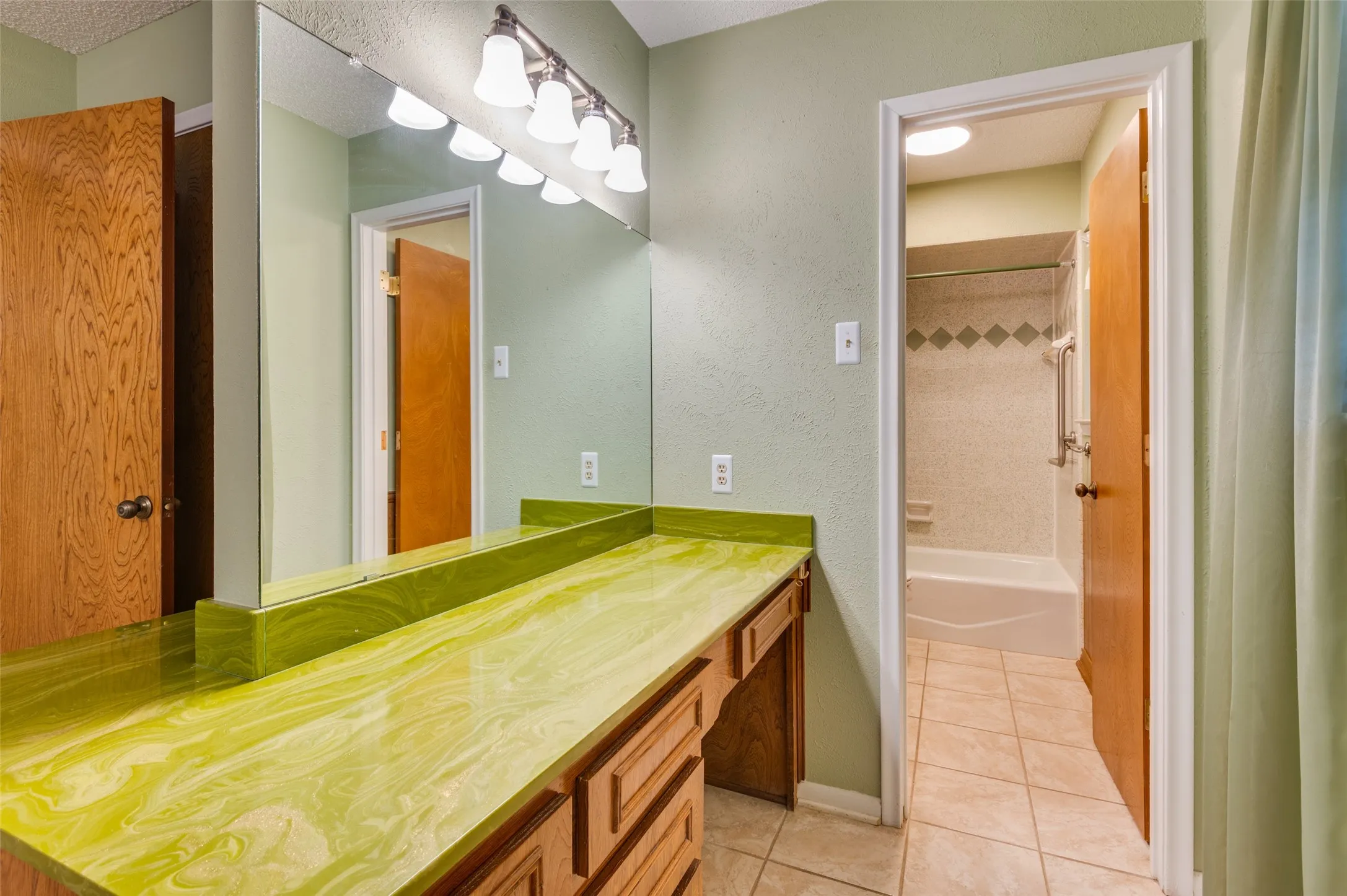 Single Family Residence For Sale in Dallas County , 2008 Rocky Cove, Irving, Texas 75060, 3 Bedroom, 2 Bathroom, 2 Garage spaces, 1,620 Sqft, built in 1973, mls#21401126, Real Estate Agent in Irving, Homes For Sale in Dallas county, Homes For Sale in Irving, Realtor in Irving Texas, Real Estate Brokerage Independent Realty Texas, Luminita Cordes Realtor