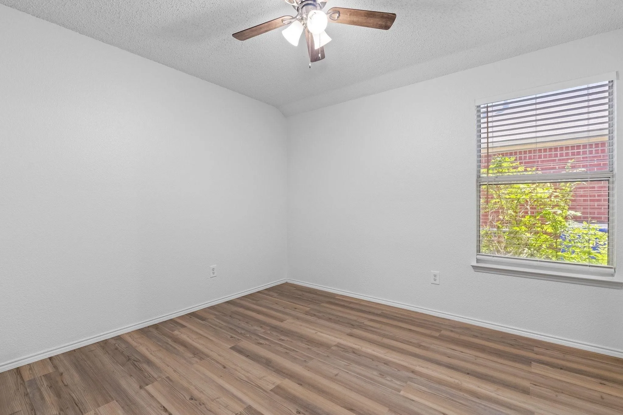 Single Family Residence For Rent in Kaufman County , 1132 Singletree Drive, Forney, Texas 75126, 4 Bedroom, 2 Bathroom, 1 Garage spaces, 1,902 Sqft, built in 2002, mls#21401265, Real Estate Agent in Forney, Homes For Rent in Kaufman county, Homes For Rent in Forney, Realtor in Forney Texas, Real Estate Brokerage Independent Realty Texas, Luminita Cordes Realtor