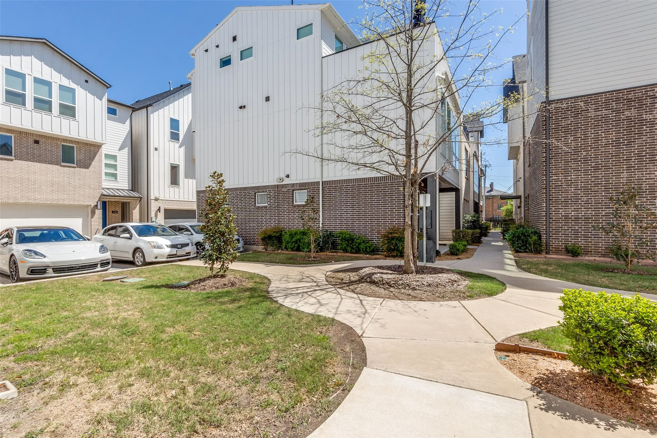 Beautifully maintained community. Pet friendly!