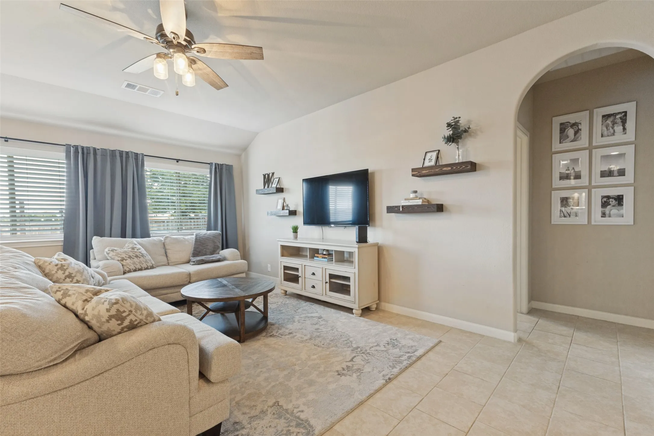 Single Family Residence For Sale in Collin County , 573 Providence Place, Lavon, Texas 75166, 3 Bedroom, 2 Bathroom, 2 Garage spaces, 1,538 Sqft, built in 2018, mls#21395054, Real Estate Agent in Lavon, Homes For Sale in Collin county, Homes For Sale in Lavon, Realtor in Lavon Texas, Real Estate Brokerage Independent Realty Texas, Luminita Cordes Realtor