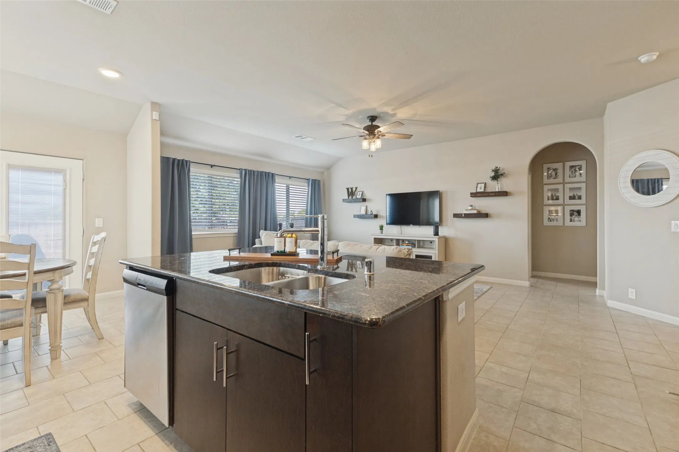 Single Family Residence For Sale in Collin County , 573 Providence Place, Lavon, Texas 75166, 3 Bedroom, 2 Bathroom, 2 Garage spaces, 1,538 Sqft, built in 2018, mls#21395054, Real Estate Agent in Lavon, Homes For Sale in Collin county, Homes For Sale in Lavon, Realtor in Lavon Texas, Real Estate Brokerage Independent Realty Texas, Luminita Cordes Realtor
