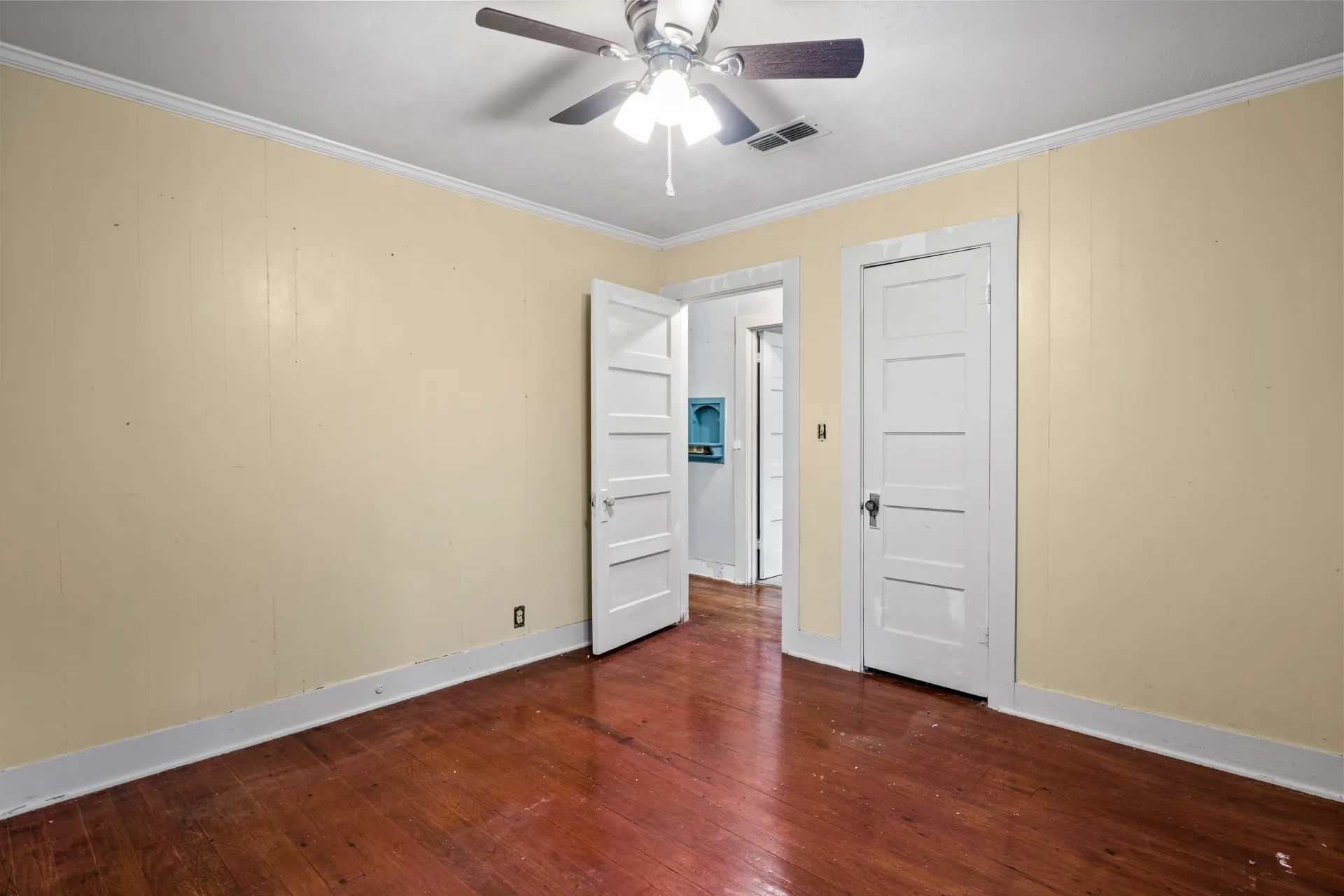 Single Family Residence For Sale in Morris County , 403 Pace Street, Naples, Texas 75568, 2 Bedroom, 1 Bathroom, Garage spaces, 870 Sqft, built in 1990, mls#21401256, Real Estate Agent in Naples, Homes For Sale in Morris county, Homes For Sale in Naples, Realtor in Naples Texas, Real Estate Brokerage Independent Realty Texas, Luminita Cordes Realtor