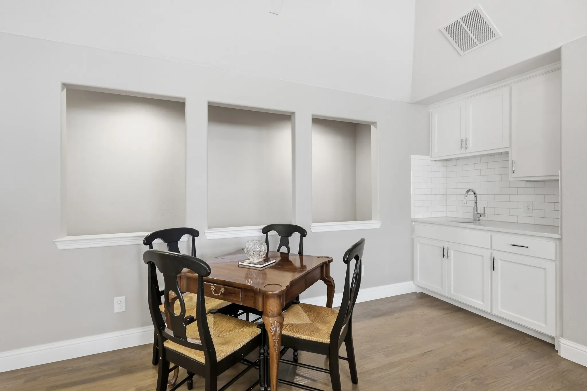Single Family Residence For Sale in Denton County , 527 Sandy Lane, Flower Mound, Texas 75022, 3 Bedroom, 4 Bathroom, 2 Garage spaces, 2,500 Sqft, built in 2017, mls#21398830, Real Estate Agent in Flower Mound, Homes For Sale in Denton county, Homes For Sale in Flower Mound, Realtor in Flower Mound Texas, Real Estate Brokerage Independent Realty Texas, Luminita Cordes Realtor