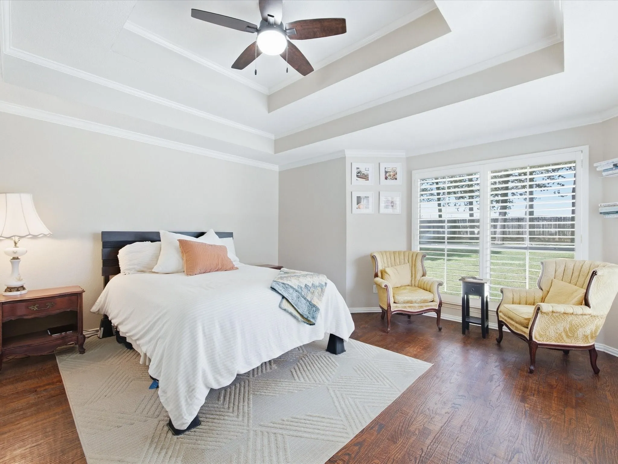 Tray ceiling with crown molding and a ceiling fan