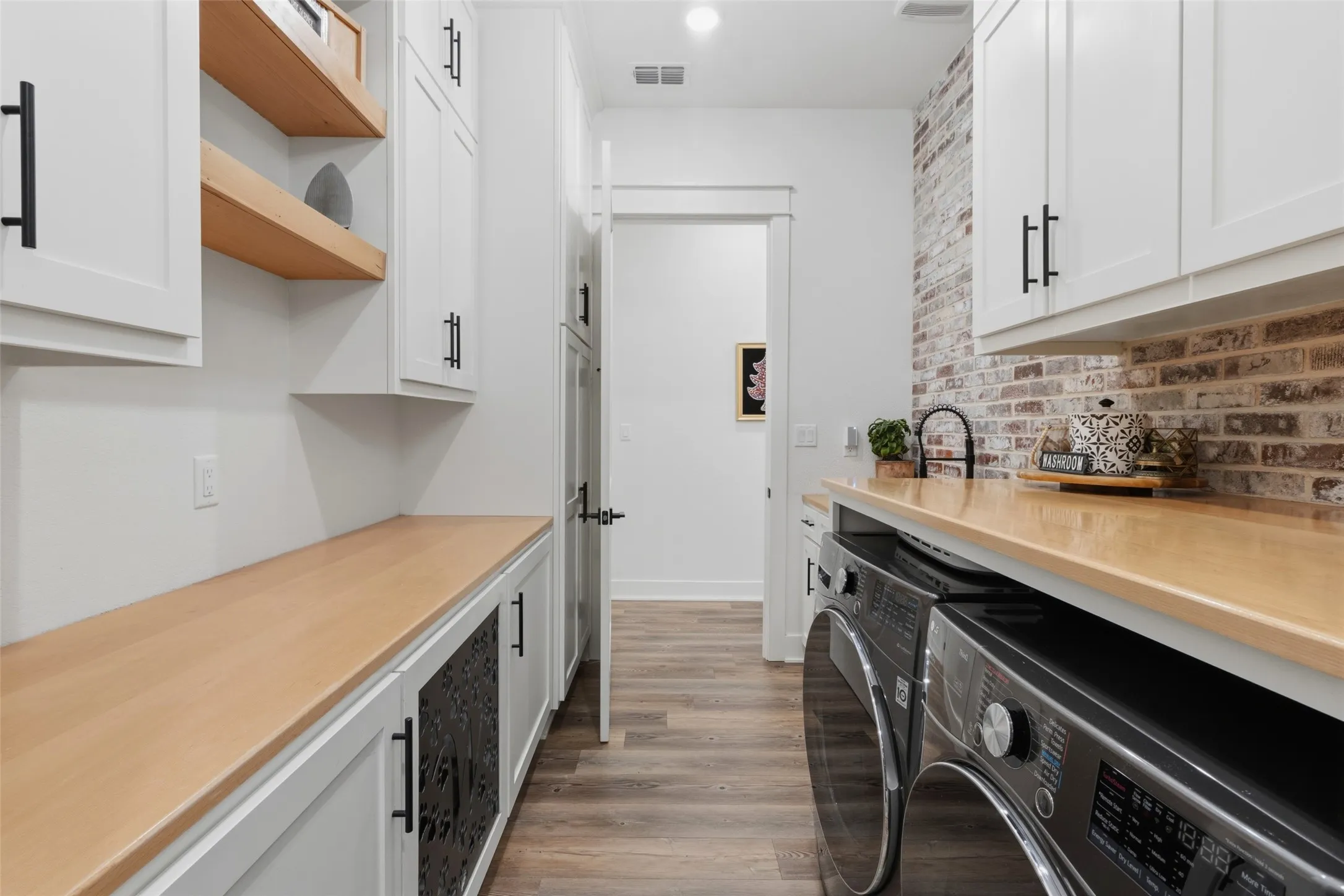Single Family Residence For Sale in Upshur County , 317 Private Road 4351, Gilmer, Texas 75644, 5 Bedroom, 7 Bathroom, 3 Garage spaces, 3,484 Sqft, built in 2021, mls#21401161, Real Estate Agent in Gilmer, Homes For Sale in Upshur county, Homes For Sale in Gilmer, Realtor in Gilmer Texas, Real Estate Brokerage Independent Realty Texas, Luminita Cordes Realtor