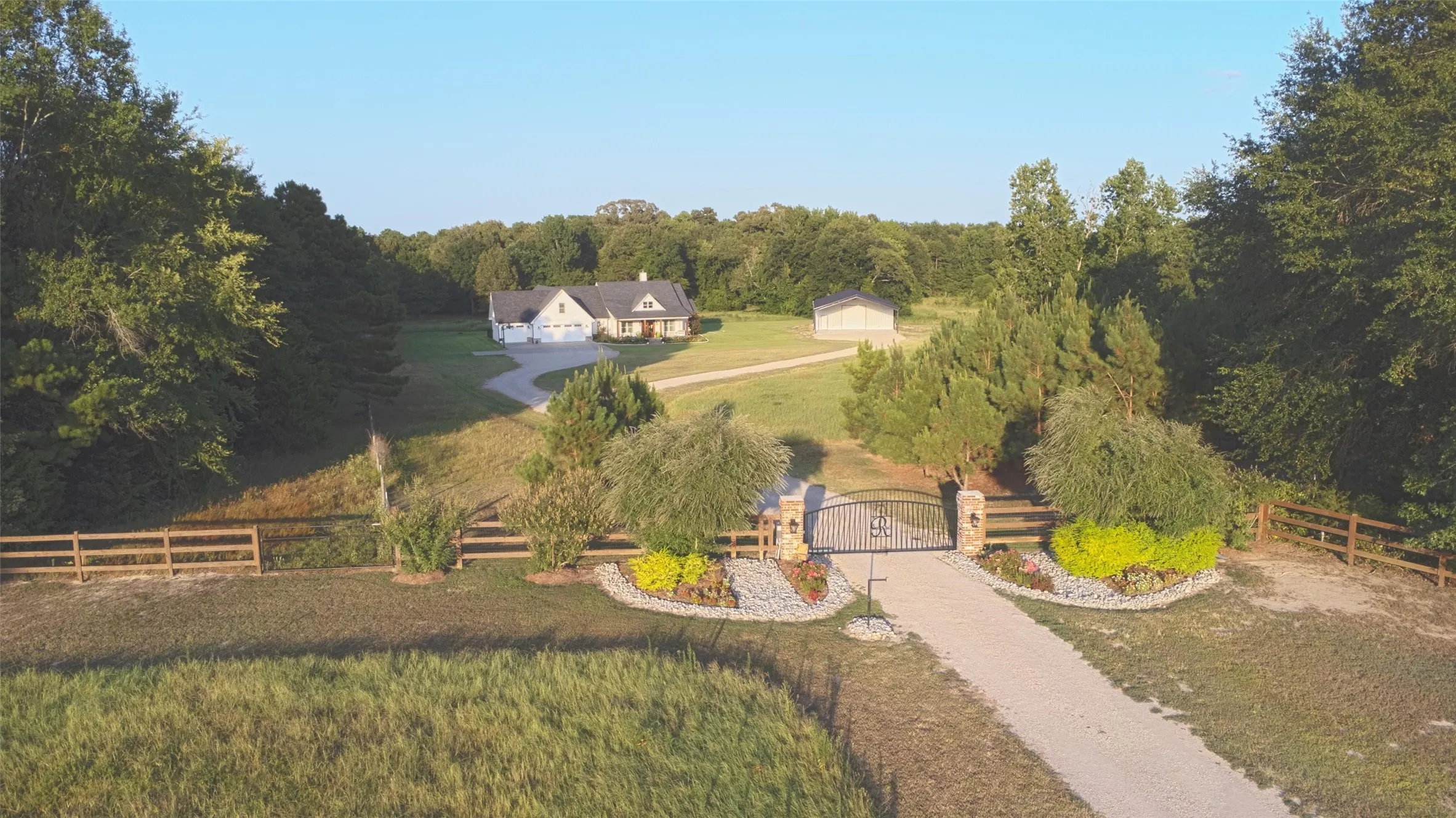 Single Family Residence For Sale in Upshur County , 317 Private Road 4351, Gilmer, Texas 75644, 5 Bedroom, 7 Bathroom, 3 Garage spaces, 3,484 Sqft, built in 2021, mls#21401161, Real Estate Agent in Gilmer, Homes For Sale in Upshur county, Homes For Sale in Gilmer, Realtor in Gilmer Texas, Real Estate Brokerage Independent Realty Texas, Luminita Cordes Realtor