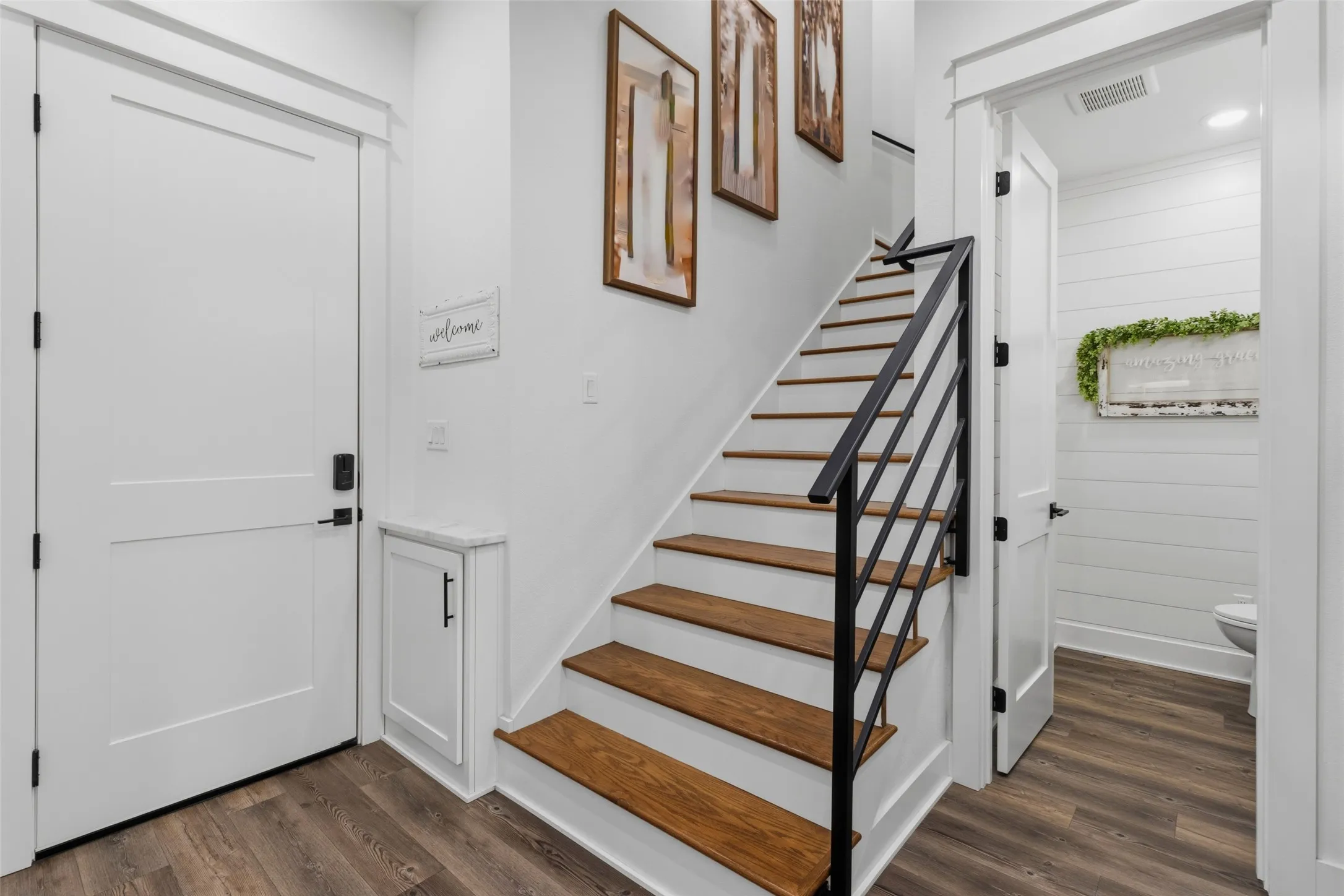 Single Family Residence For Sale in Upshur County , 317 Private Road 4351, Gilmer, Texas 75644, 5 Bedroom, 7 Bathroom, 3 Garage spaces, 3,484 Sqft, built in 2021, mls#21401161, Real Estate Agent in Gilmer, Homes For Sale in Upshur county, Homes For Sale in Gilmer, Realtor in Gilmer Texas, Real Estate Brokerage Independent Realty Texas, Luminita Cordes Realtor