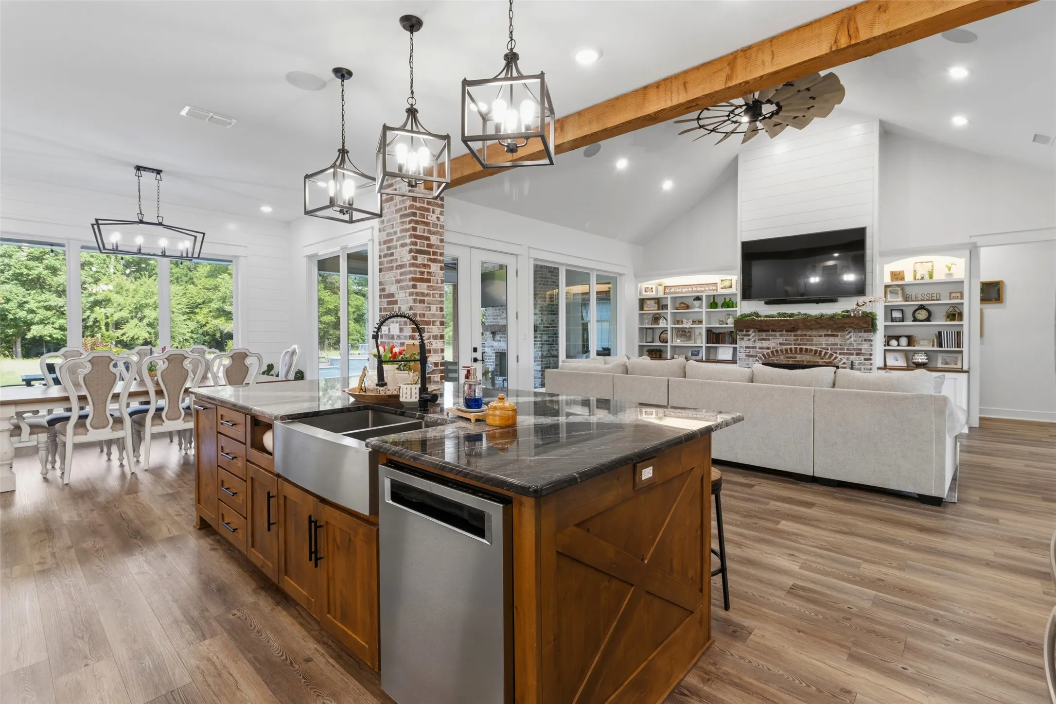 Single Family Residence For Sale in Upshur County , 317 Private Road 4351, Gilmer, Texas 75644, 5 Bedroom, 7 Bathroom, 3 Garage spaces, 3,484 Sqft, built in 2021, mls#21401161, Real Estate Agent in Gilmer, Homes For Sale in Upshur county, Homes For Sale in Gilmer, Realtor in Gilmer Texas, Real Estate Brokerage Independent Realty Texas, Luminita Cordes Realtor