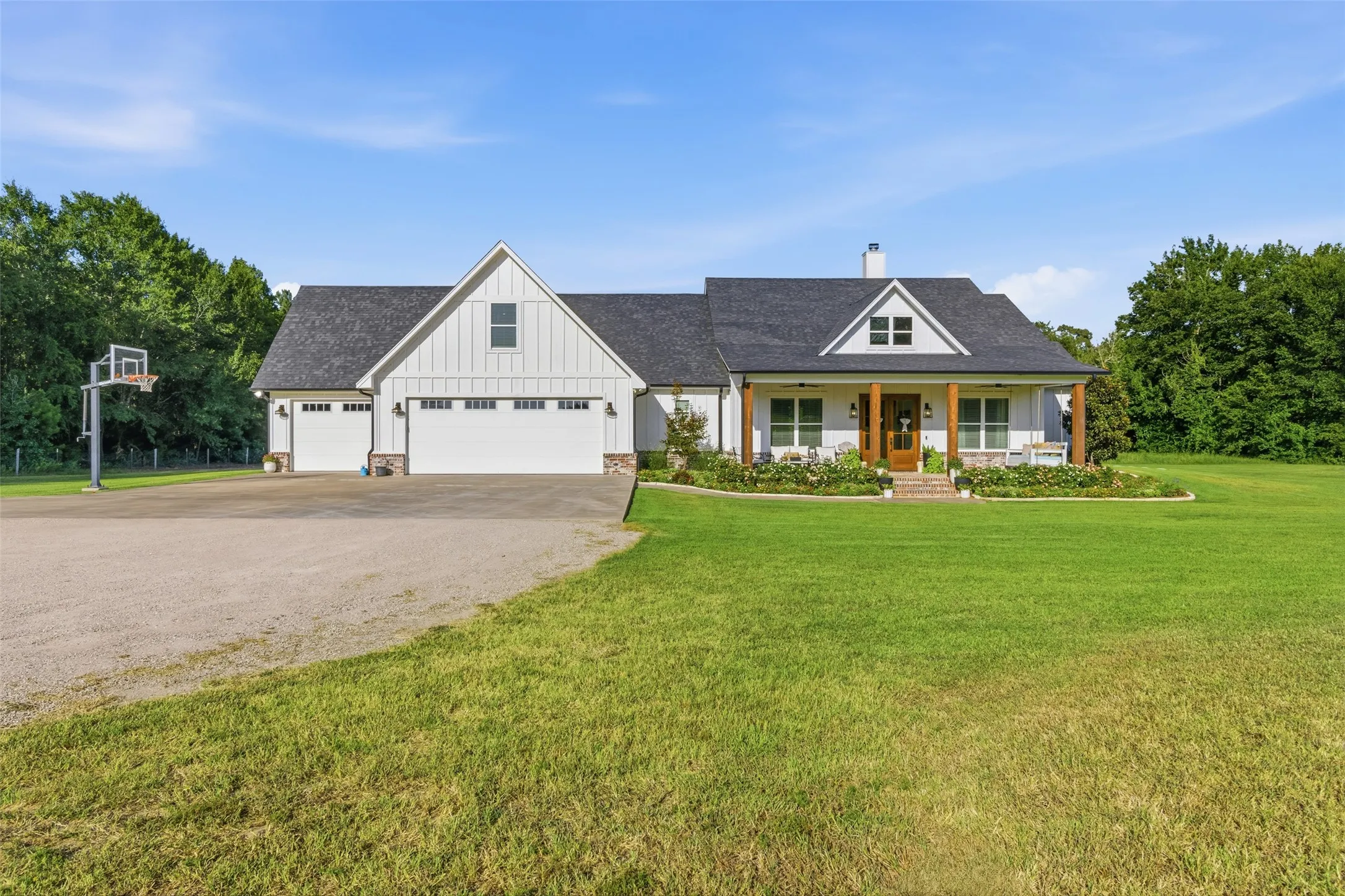 Single Family Residence For Sale in Upshur County , 317 Private Road 4351, Gilmer, Texas 75644, 5 Bedroom, 7 Bathroom, 3 Garage spaces, 3,484 Sqft, built in 2021, mls#21401161, Real Estate Agent in Gilmer, Homes For Sale in Upshur county, Homes For Sale in Gilmer, Realtor in Gilmer Texas, Real Estate Brokerage Independent Realty Texas, Luminita Cordes Realtor