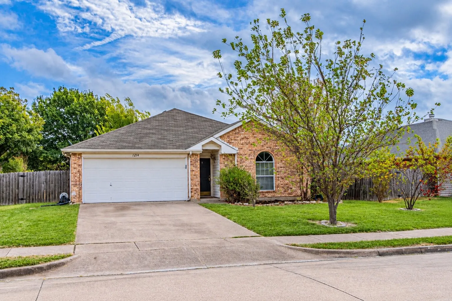 Single Family Residence For Sale in Ellis County , 1214 Embercrest Drive, Midlothian, Texas 76065, 3 Bedroom, 2 Bathroom, 2 Garage spaces, 1,265 Sqft, built in 2002, mls#21401122, Real Estate Agent in Midlothian, Homes For Sale in Ellis county, Homes For Sale in Midlothian, Realtor in Midlothian Texas, Real Estate Brokerage Independent Realty Texas, Luminita Cordes Realtor