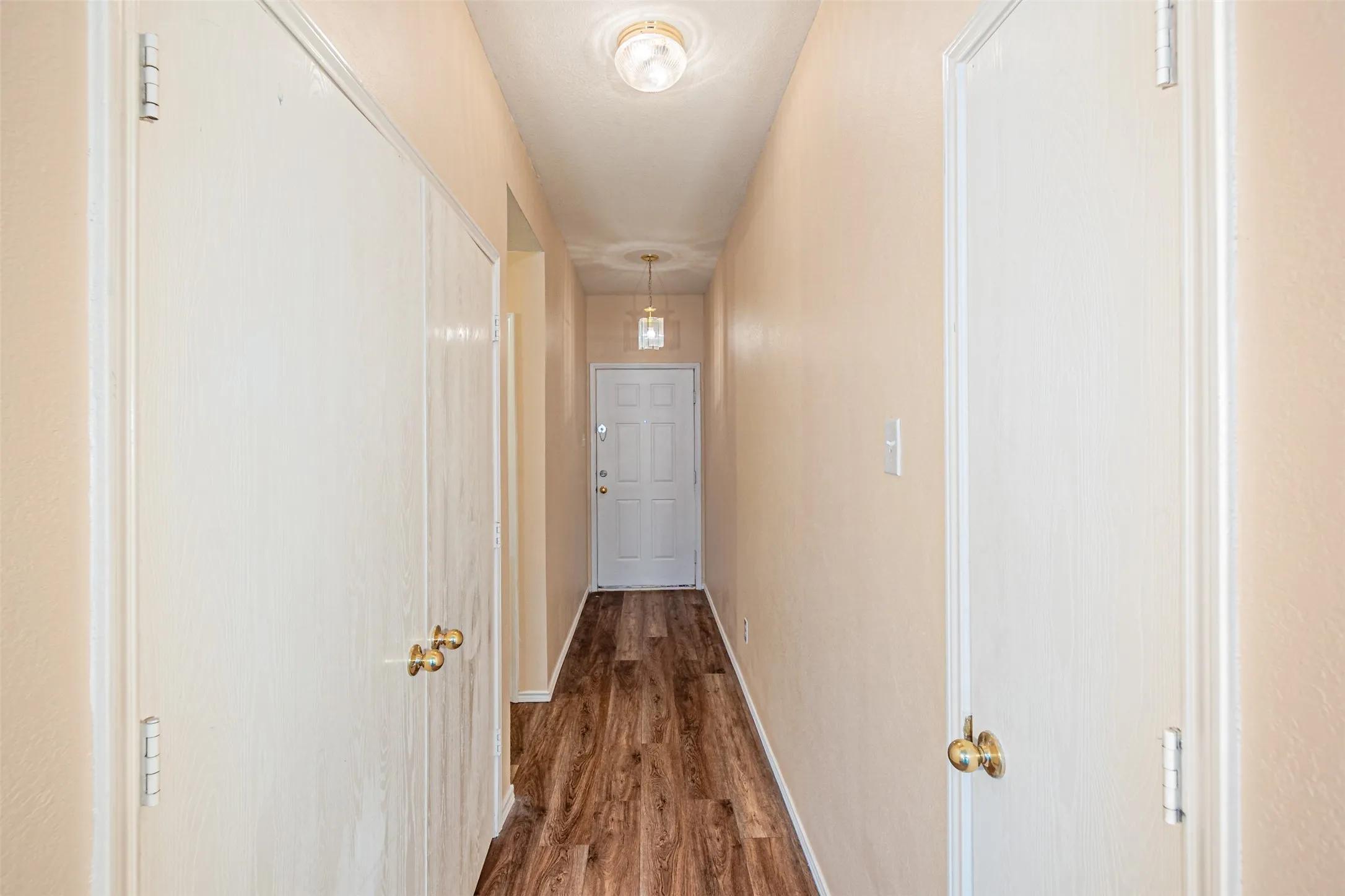 Single Family Residence For Sale in Ellis County , 1214 Embercrest Drive, Midlothian, Texas 76065, 3 Bedroom, 2 Bathroom, 2 Garage spaces, 1,265 Sqft, built in 2002, mls#21401122, Real Estate Agent in Midlothian, Homes For Sale in Ellis county, Homes For Sale in Midlothian, Realtor in Midlothian Texas, Real Estate Brokerage Independent Realty Texas, Luminita Cordes Realtor