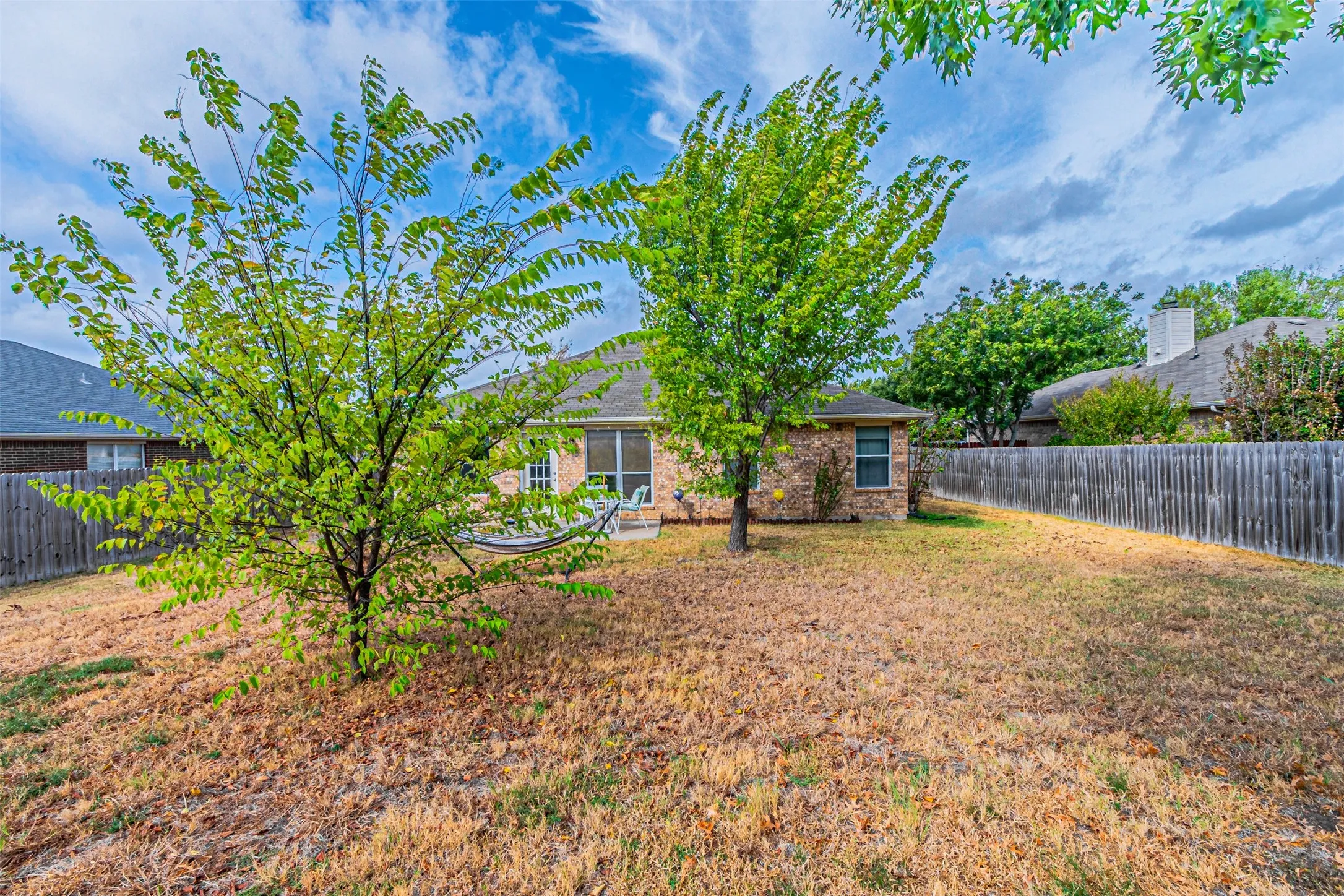 Single Family Residence For Sale in Ellis County , 1214 Embercrest Drive, Midlothian, Texas 76065, 3 Bedroom, 2 Bathroom, 2 Garage spaces, 1,265 Sqft, built in 2002, mls#21401122, Real Estate Agent in Midlothian, Homes For Sale in Ellis county, Homes For Sale in Midlothian, Realtor in Midlothian Texas, Real Estate Brokerage Independent Realty Texas, Luminita Cordes Realtor