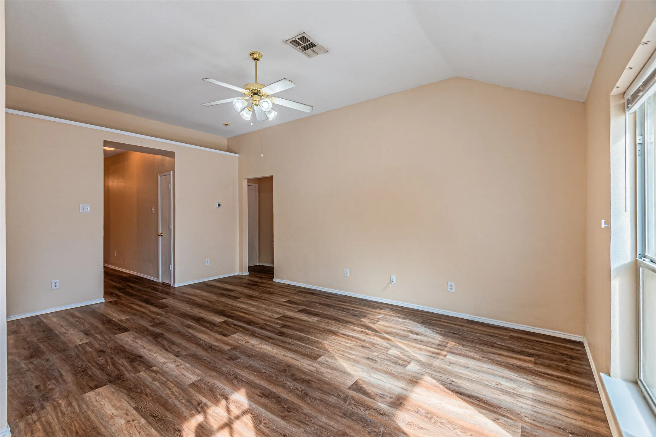 Single Family Residence For Sale in Ellis County , 1214 Embercrest Drive, Midlothian, Texas 76065, 3 Bedroom, 2 Bathroom, 2 Garage spaces, 1,265 Sqft, built in 2002, mls#21401122, Real Estate Agent in Midlothian, Homes For Sale in Ellis county, Homes For Sale in Midlothian, Realtor in Midlothian Texas, Real Estate Brokerage Independent Realty Texas, Luminita Cordes Realtor
