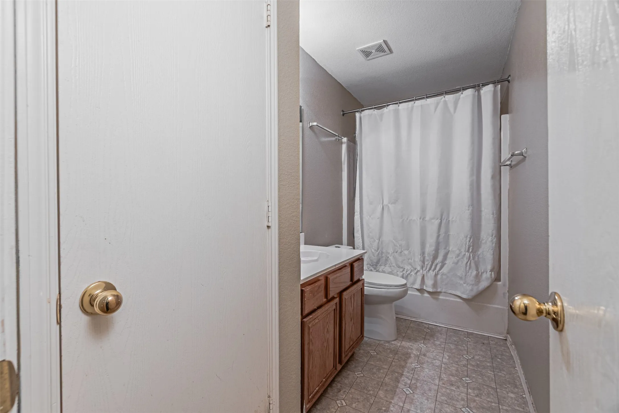 Single Family Residence For Sale in Ellis County , 1214 Embercrest Drive, Midlothian, Texas 76065, 3 Bedroom, 2 Bathroom, 2 Garage spaces, 1,265 Sqft, built in 2002, mls#21401122, Real Estate Agent in Midlothian, Homes For Sale in Ellis county, Homes For Sale in Midlothian, Realtor in Midlothian Texas, Real Estate Brokerage Independent Realty Texas, Luminita Cordes Realtor
