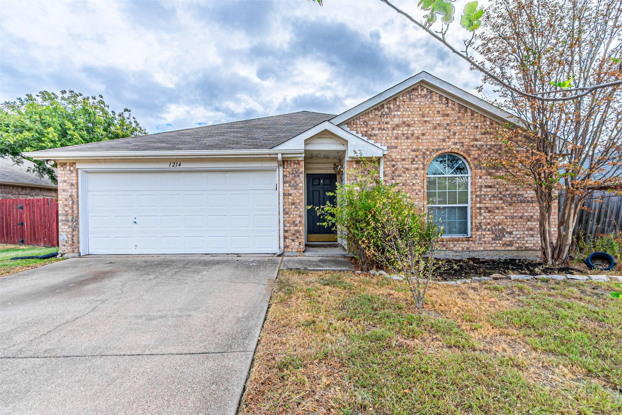 Single Family Residence For Sale in Ellis County , 1214 Embercrest Drive, Midlothian, Texas 76065, 3 Bedroom, 2 Bathroom, 2 Garage spaces, 1,265 Sqft, built in 2002, mls#21401122, Real Estate Agent in Midlothian, Homes For Sale in Ellis county, Homes For Sale in Midlothian, Realtor in Midlothian Texas, Real Estate Brokerage Independent Realty Texas, Luminita Cordes Realtor