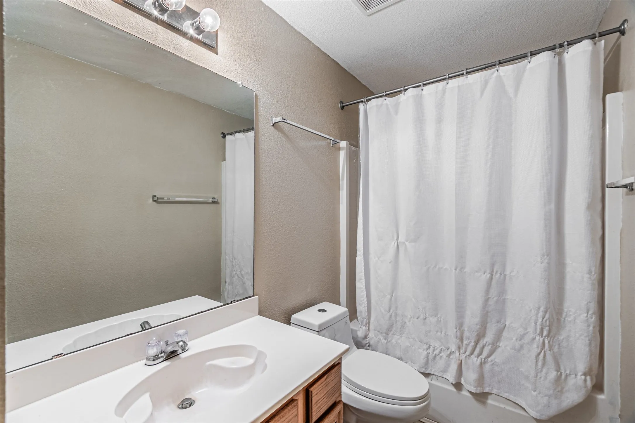 Single Family Residence For Sale in Ellis County , 1214 Embercrest Drive, Midlothian, Texas 76065, 3 Bedroom, 2 Bathroom, 2 Garage spaces, 1,265 Sqft, built in 2002, mls#21401122, Real Estate Agent in Midlothian, Homes For Sale in Ellis county, Homes For Sale in Midlothian, Realtor in Midlothian Texas, Real Estate Brokerage Independent Realty Texas, Luminita Cordes Realtor