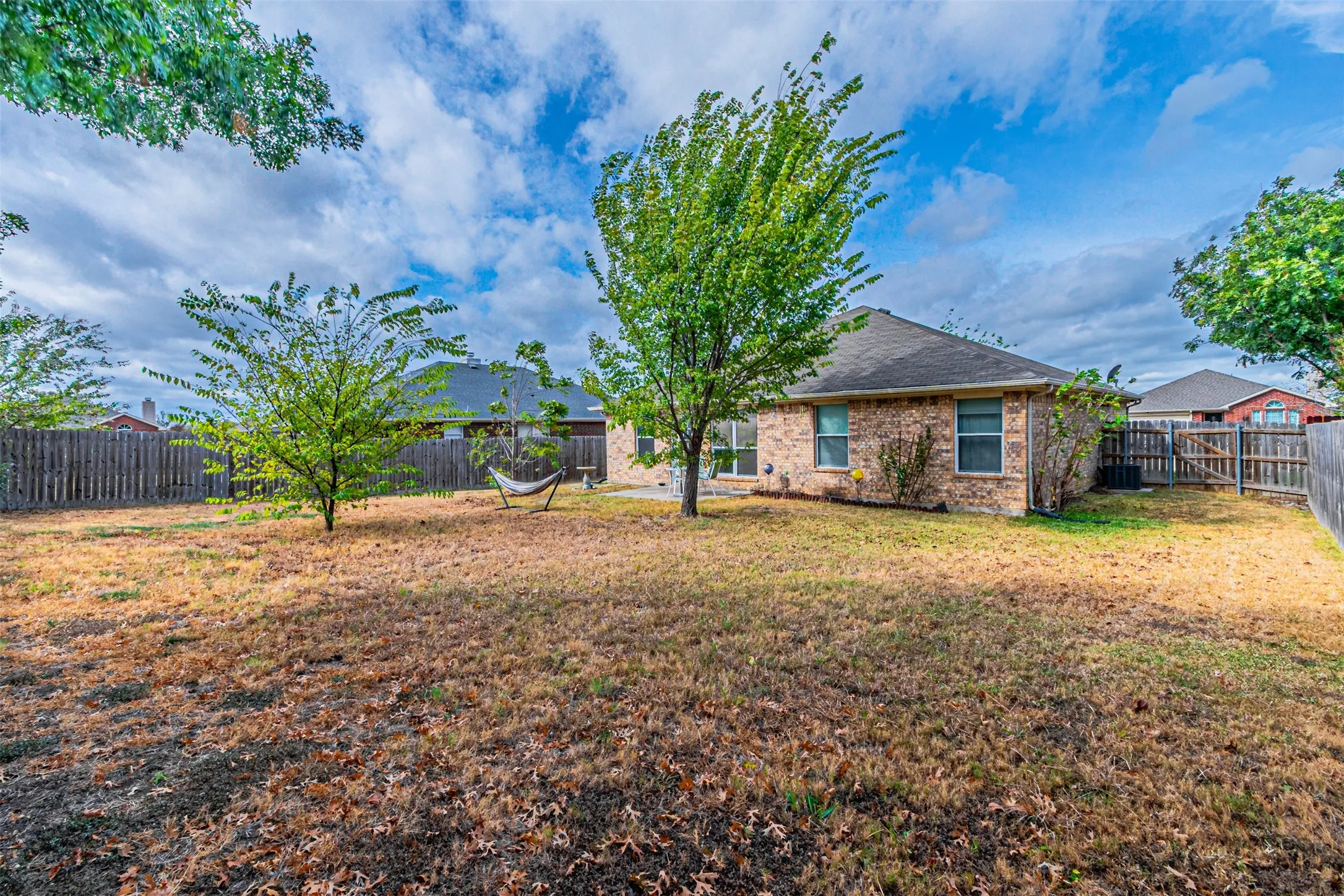 Single Family Residence For Sale in Ellis County , 1214 Embercrest Drive, Midlothian, Texas 76065, 3 Bedroom, 2 Bathroom, 2 Garage spaces, 1,265 Sqft, built in 2002, mls#21401122, Real Estate Agent in Midlothian, Homes For Sale in Ellis county, Homes For Sale in Midlothian, Realtor in Midlothian Texas, Real Estate Brokerage Independent Realty Texas, Luminita Cordes Realtor