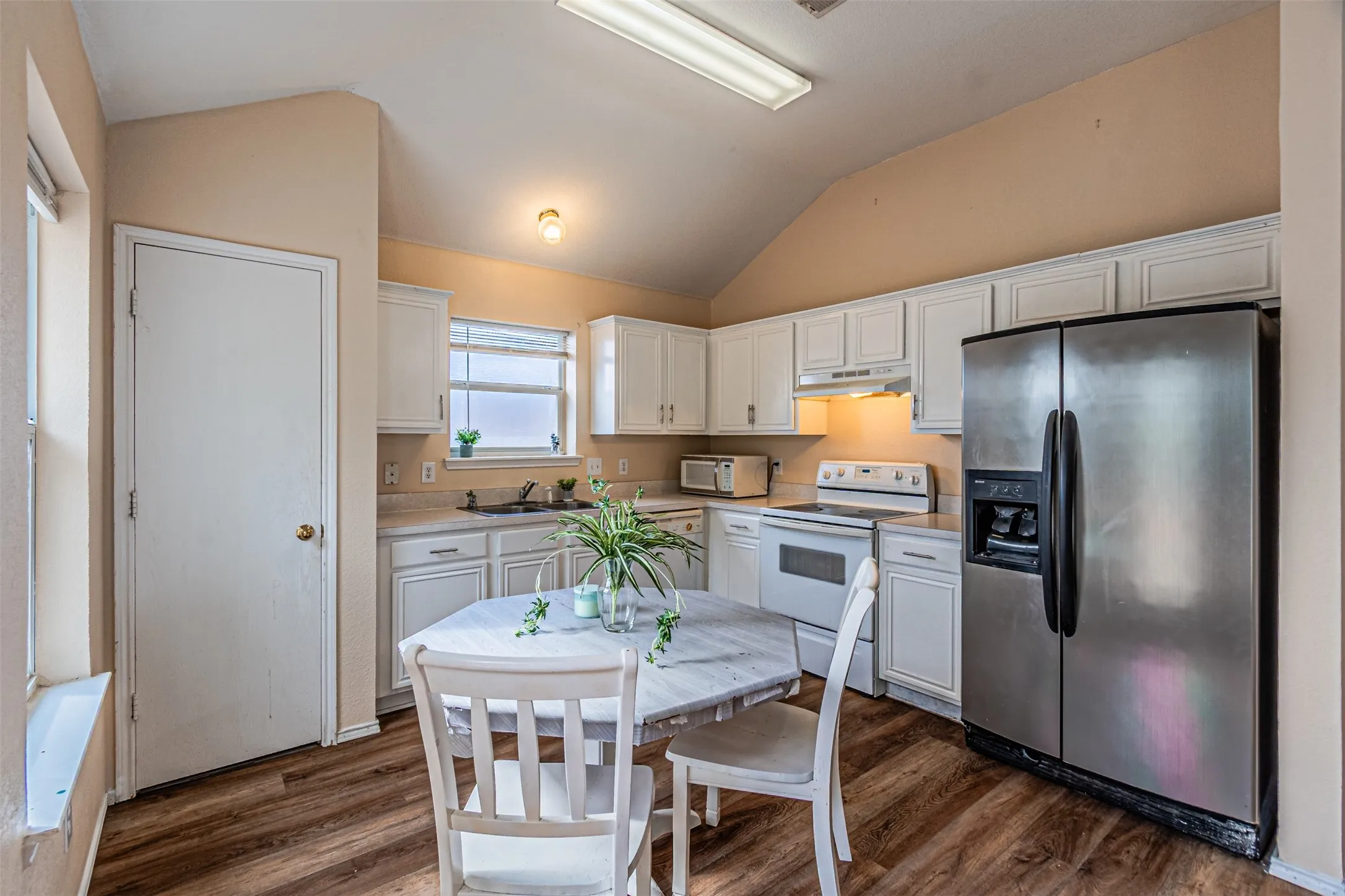 Single Family Residence For Sale in Ellis County , 1214 Embercrest Drive, Midlothian, Texas 76065, 3 Bedroom, 2 Bathroom, 2 Garage spaces, 1,265 Sqft, built in 2002, mls#21401122, Real Estate Agent in Midlothian, Homes For Sale in Ellis county, Homes For Sale in Midlothian, Realtor in Midlothian Texas, Real Estate Brokerage Independent Realty Texas, Luminita Cordes Realtor