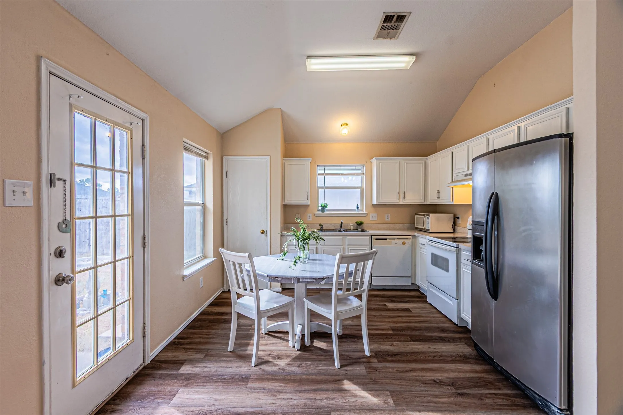 Single Family Residence For Sale in Ellis County , 1214 Embercrest Drive, Midlothian, Texas 76065, 3 Bedroom, 2 Bathroom, 2 Garage spaces, 1,265 Sqft, built in 2002, mls#21401122, Real Estate Agent in Midlothian, Homes For Sale in Ellis county, Homes For Sale in Midlothian, Realtor in Midlothian Texas, Real Estate Brokerage Independent Realty Texas, Luminita Cordes Realtor